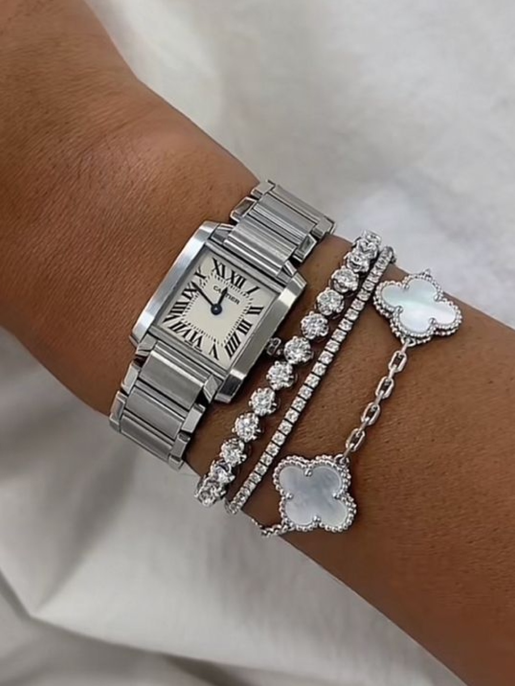 Cartier Tank Must Watch Large Quartz Steel Calfskin Black, Cartier Tank Louis Watch Large Quartz Yellow Gold Alligator Skin Dark Grey 착용 스타일 - 8