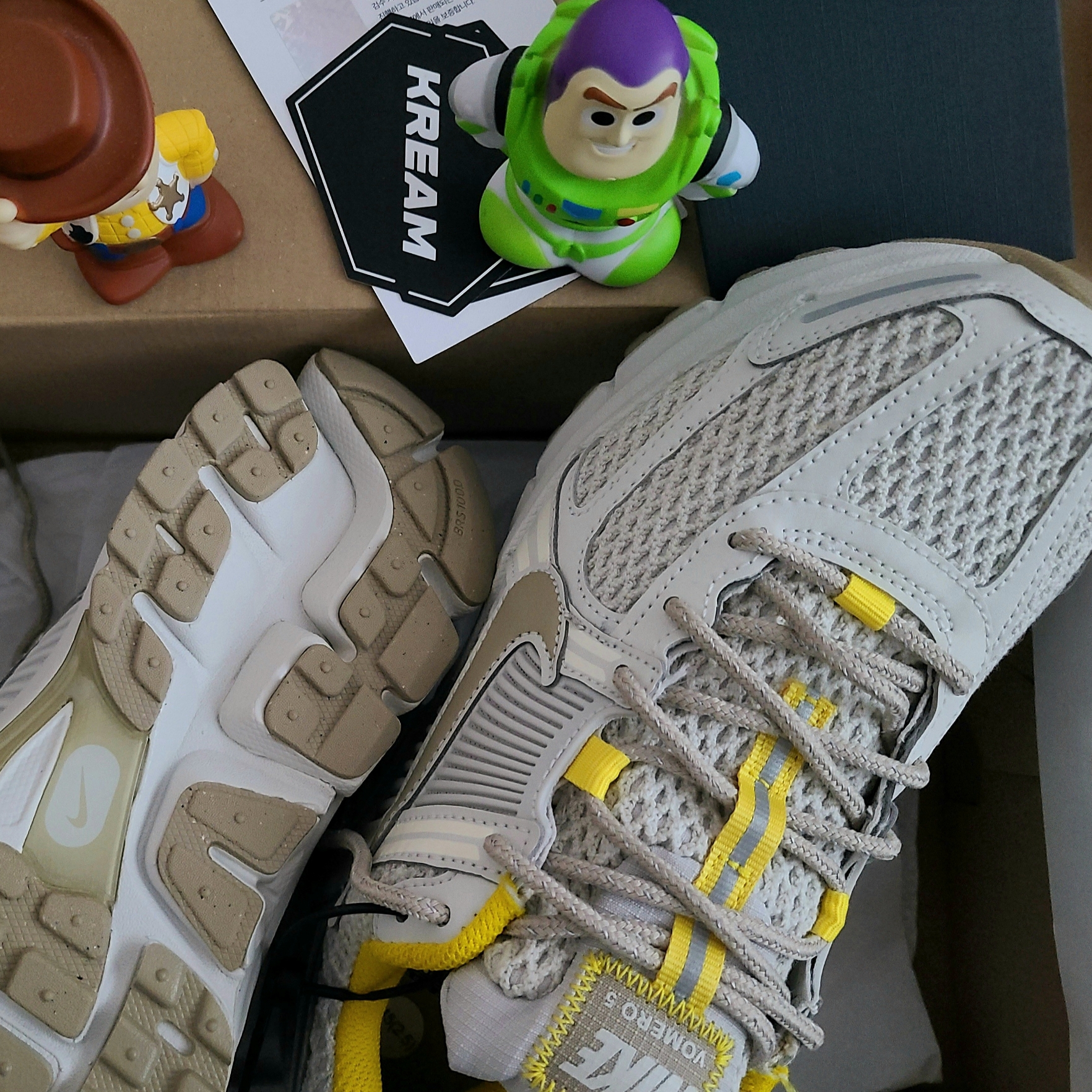 (W) Nike Zoom Vomero 5 Light Bone 착용 스타일