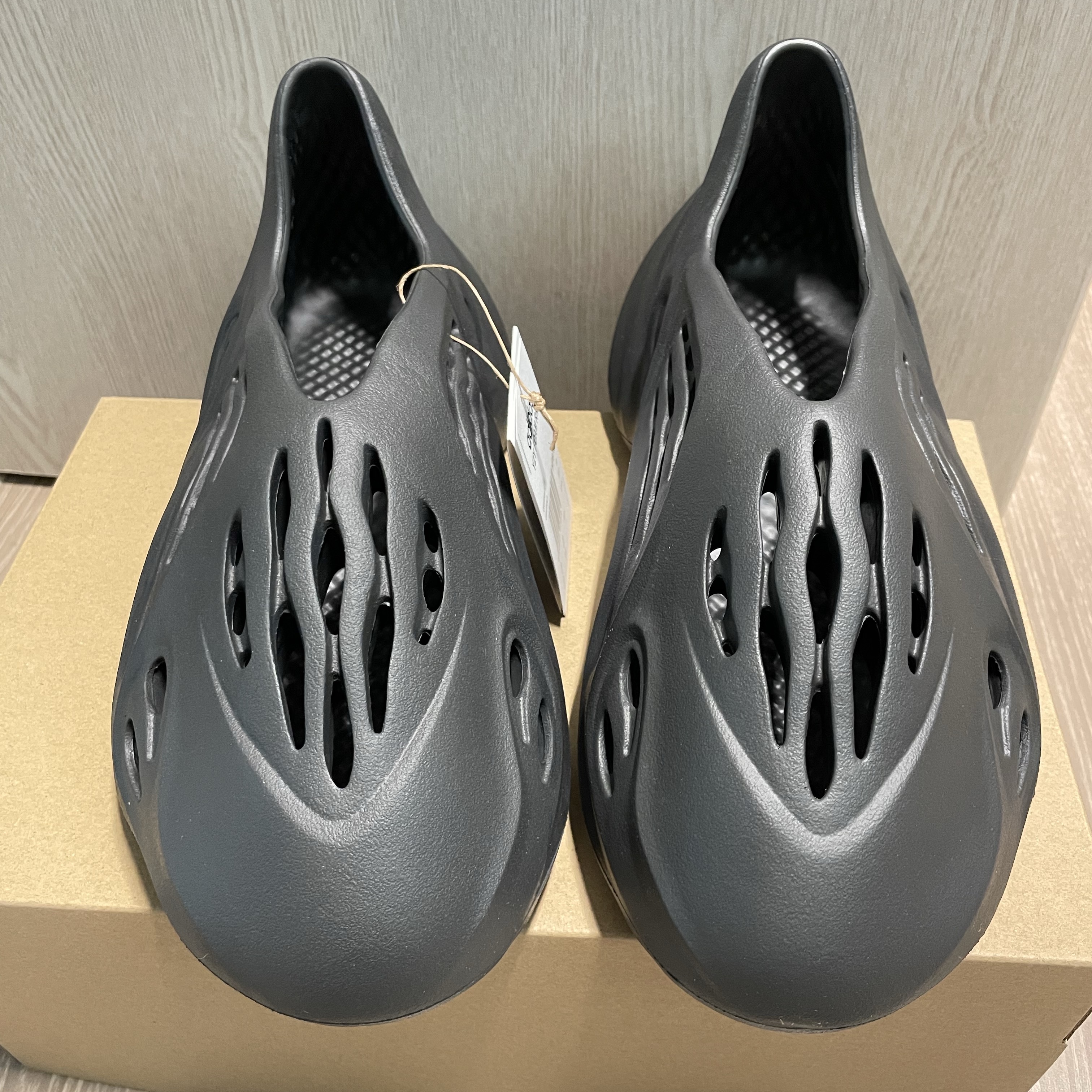 Adidas Yeezy Foam RNNR Onyx 착용 스타일 - 3