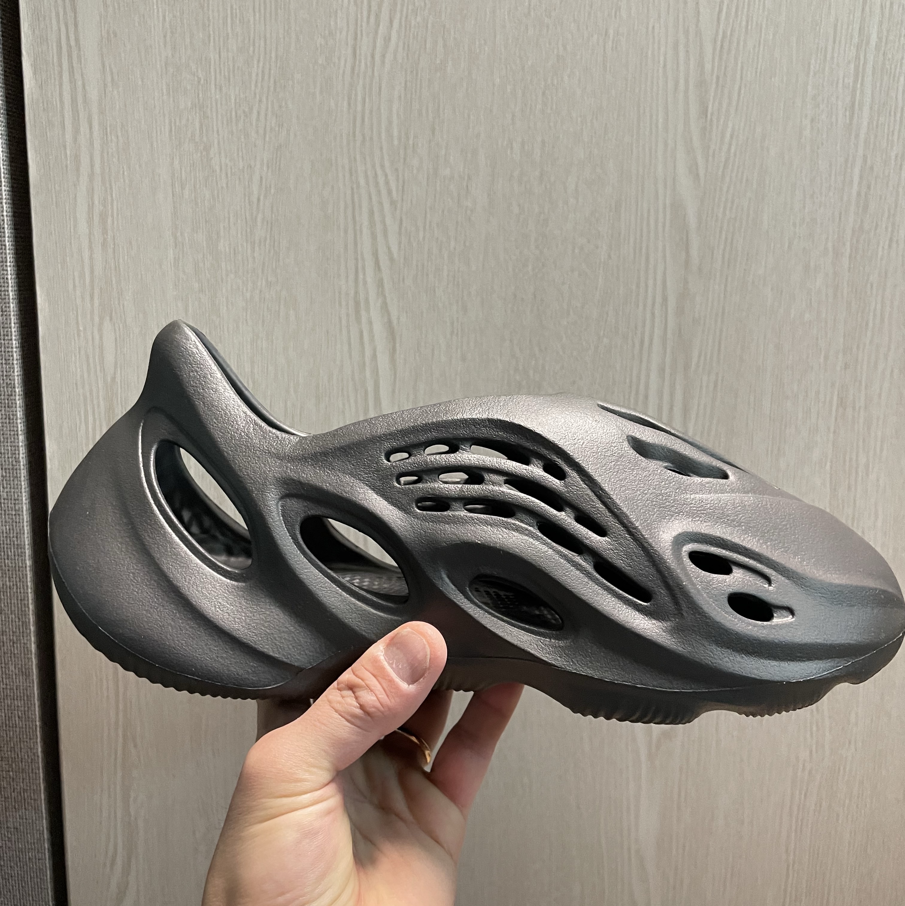 Adidas Yeezy Foam RNNR Onyx 착용 스타일 - 4