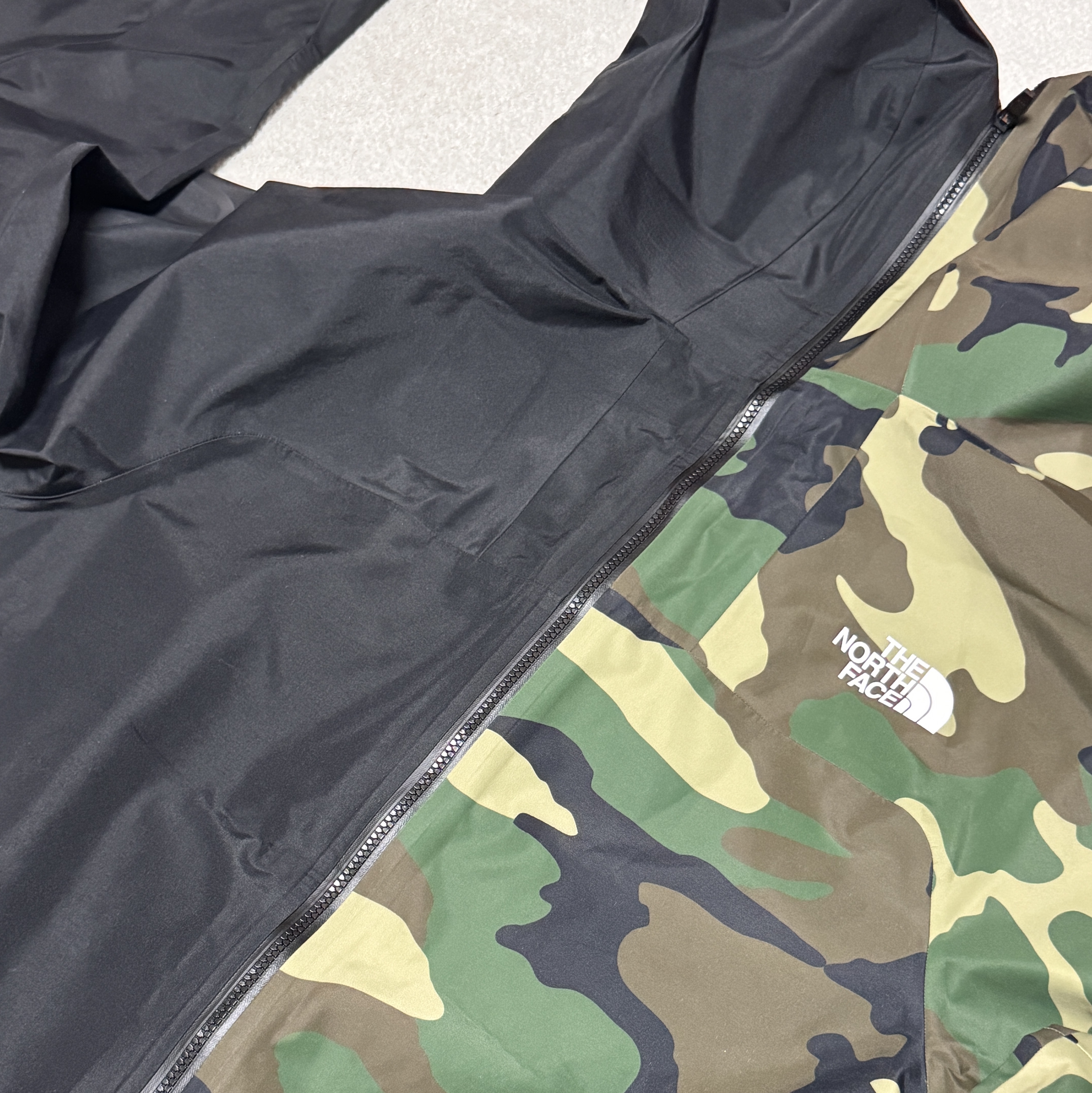 Supreme x The North Face Split Taped Seam Shell Jacket Black - 24SS, Supreme x The North Face Split Taped Seam Shell Jacket Camo - 24SS 착용 스타일 - 2