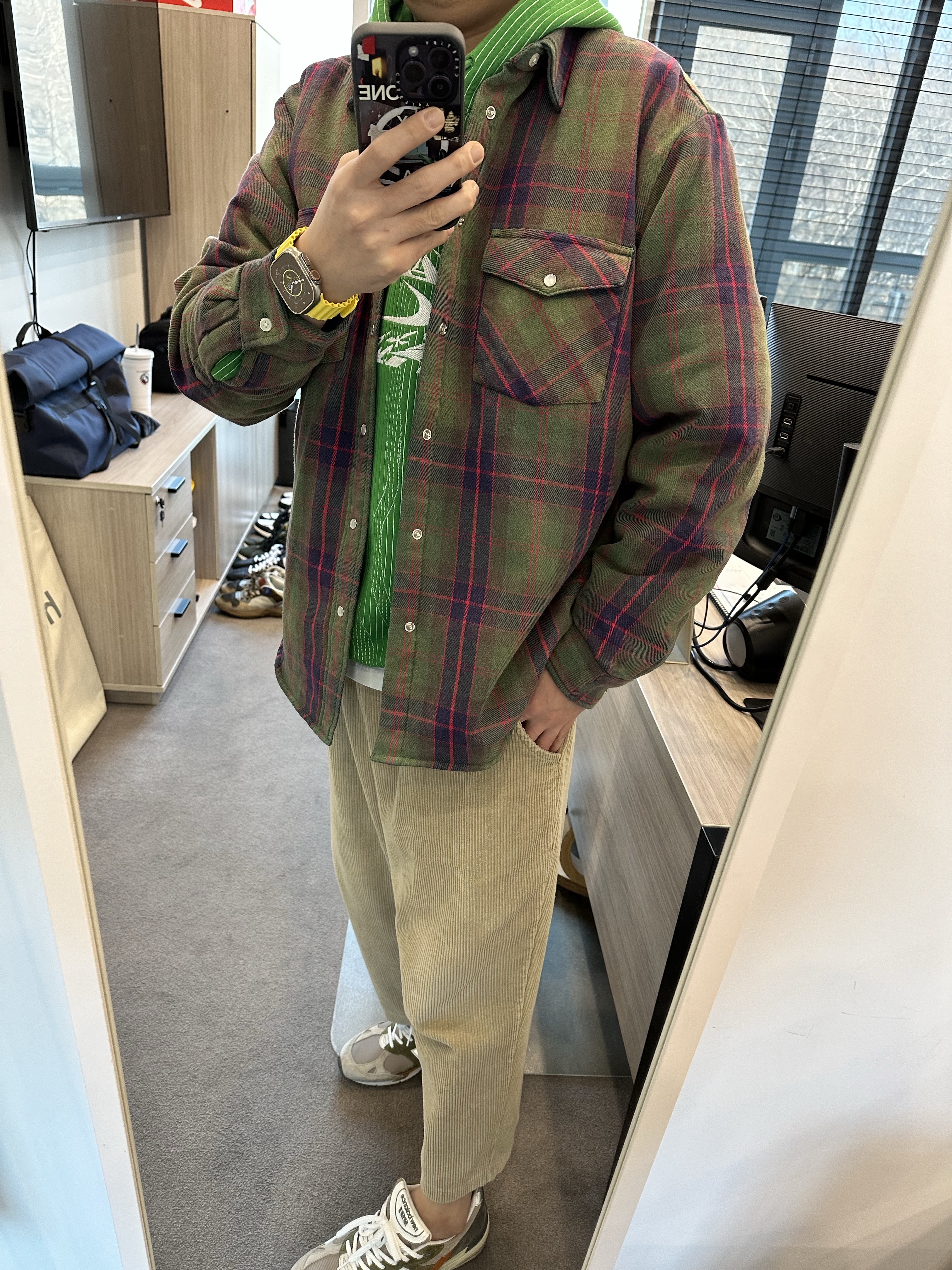 Supreme Quilted Flannel Snap Shirt Green - 24SS, Nike x Off-White Engineered Hoodie Kelly Green - Asia 착용 스타일 - 1