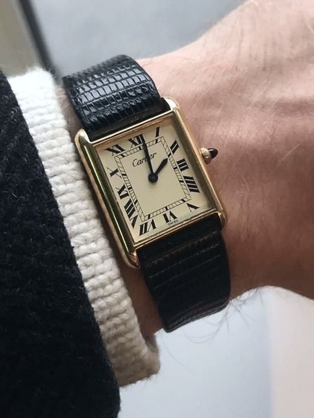 Cartier Tank Must Watch Large Quartz Steel Calfskin Black, Cartier Tank Louis Watch Large Quartz Yellow Gold Alligator Skin Dark Grey 착용 스타일 - 2
