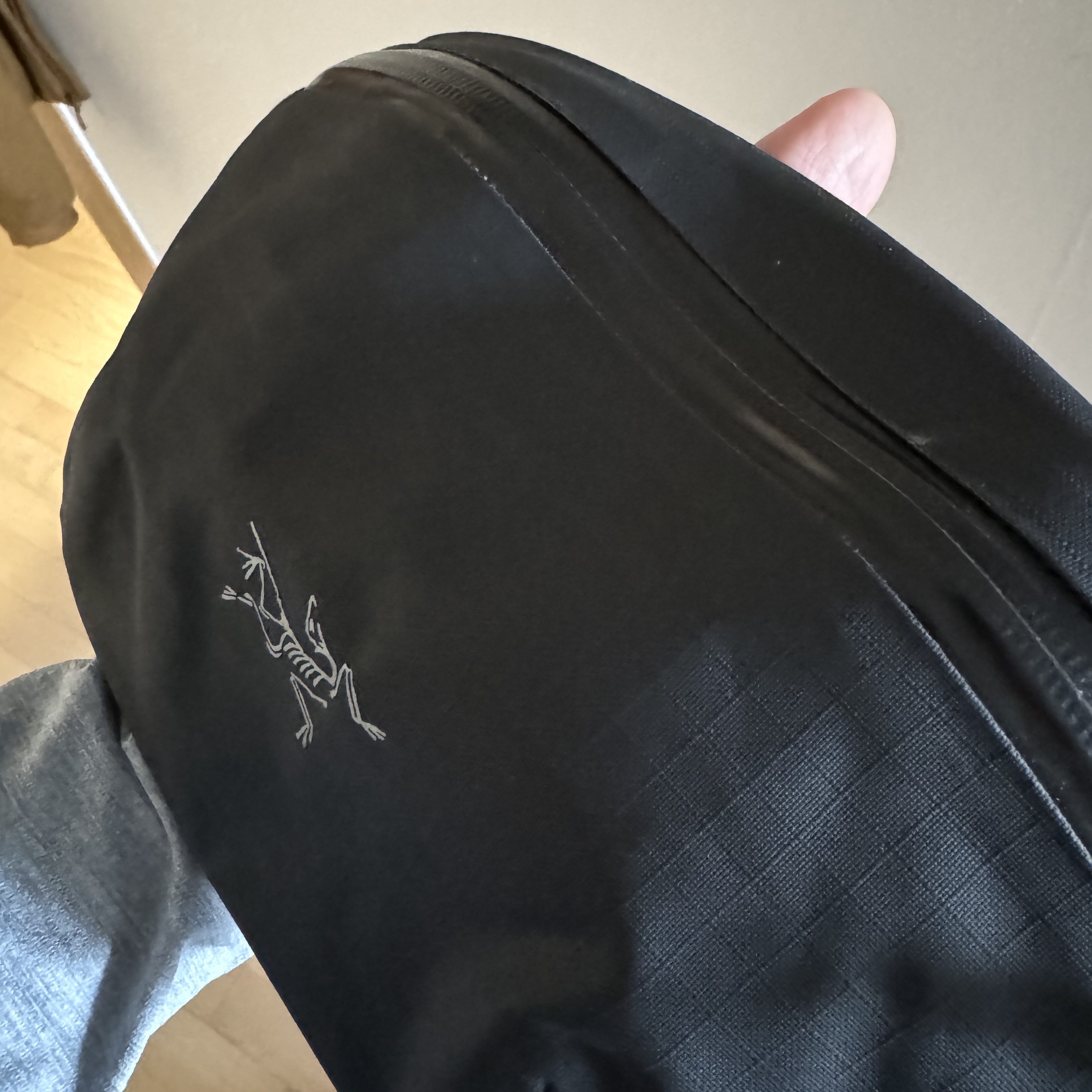 Arc'teryx Granville Crossbody Bag Black 착용 스타일