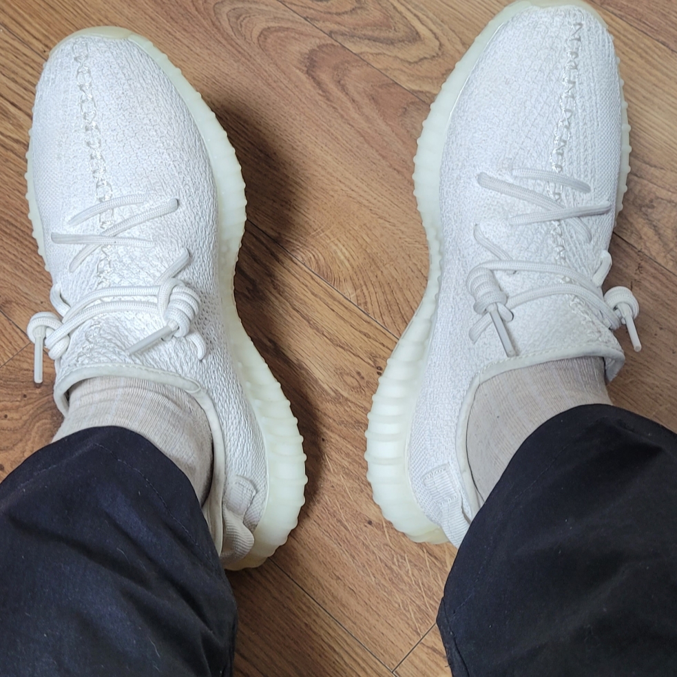 Adidas Yeezy Boost 350 V2 Cream/Triple White 착용 스타일 - 4