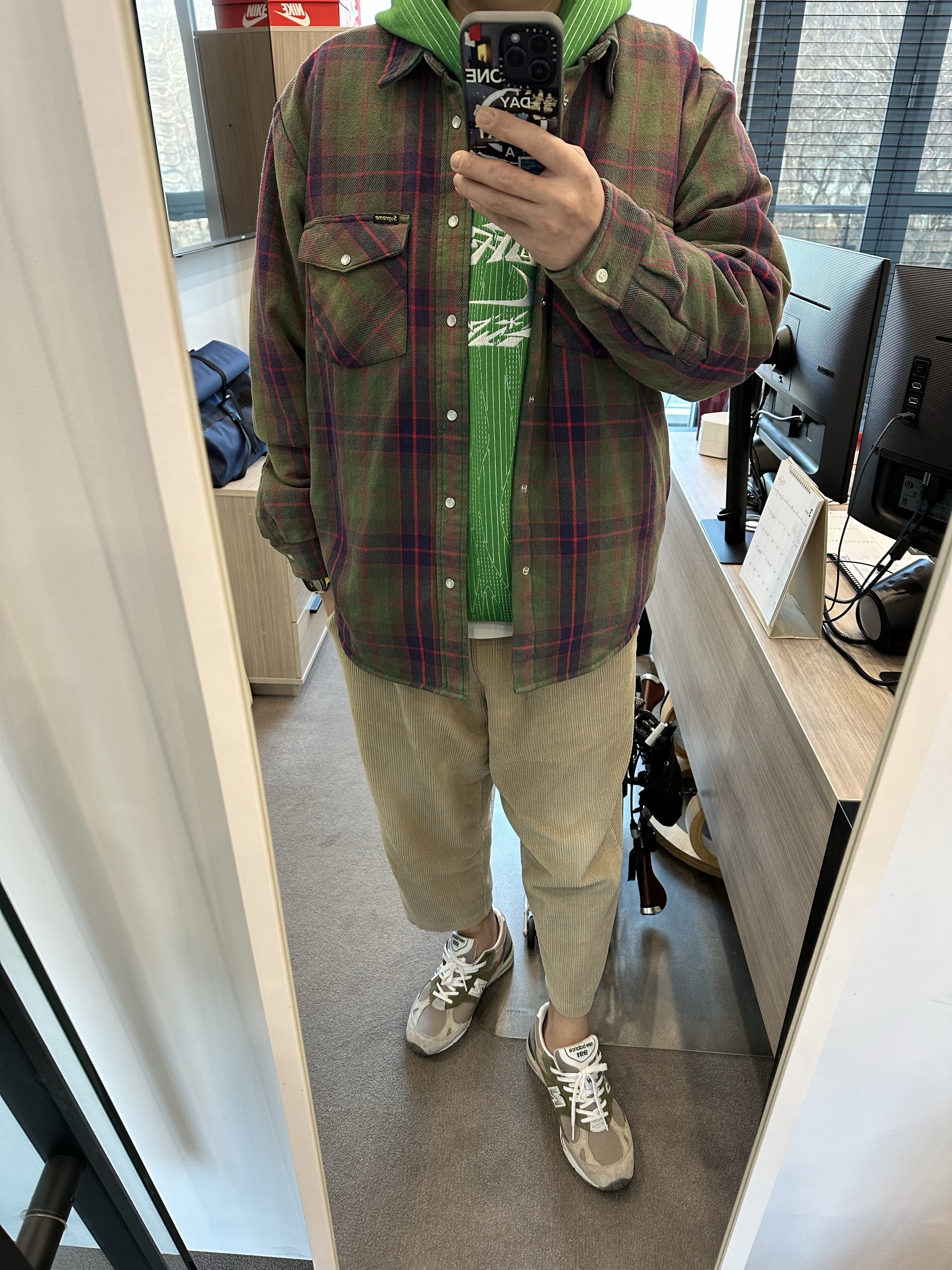Supreme Quilted Flannel Snap Shirt Green - 24SS, Nike x Off-White Engineered Hoodie Kelly Green - Asia 착용 스타일 - 2