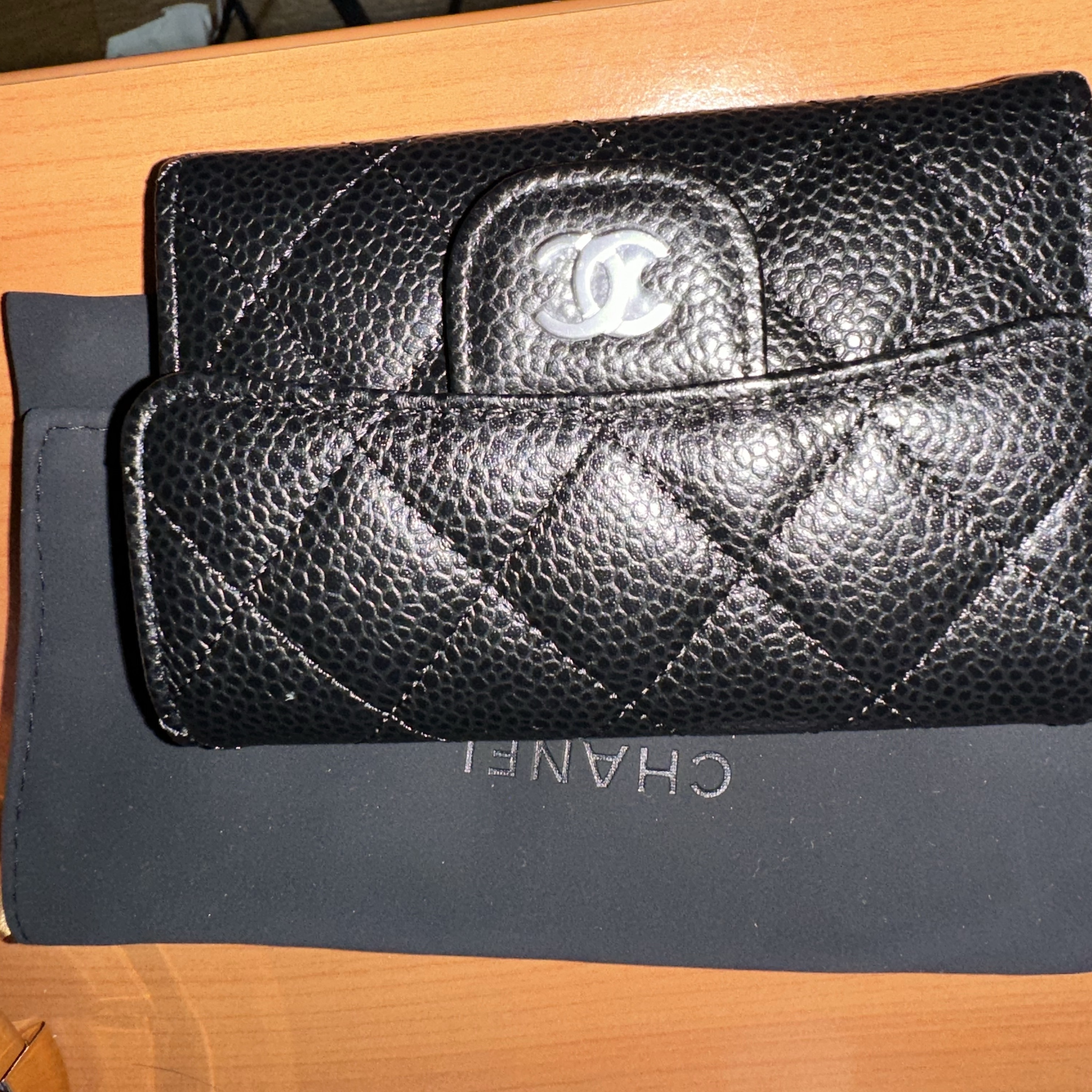 Chanel Classic Card Holder Grained Calfskin & Silver Black 착용 스타일
