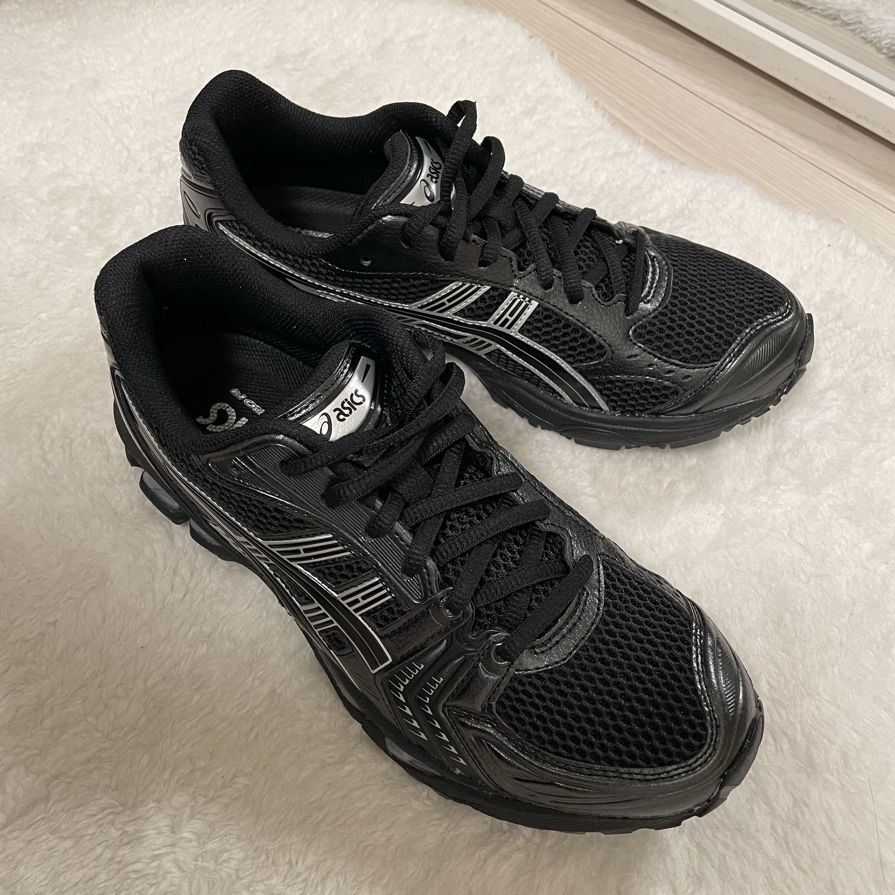 Asics Gel-Kayano 14 Black Pure Silver 착용 스타일 - 1