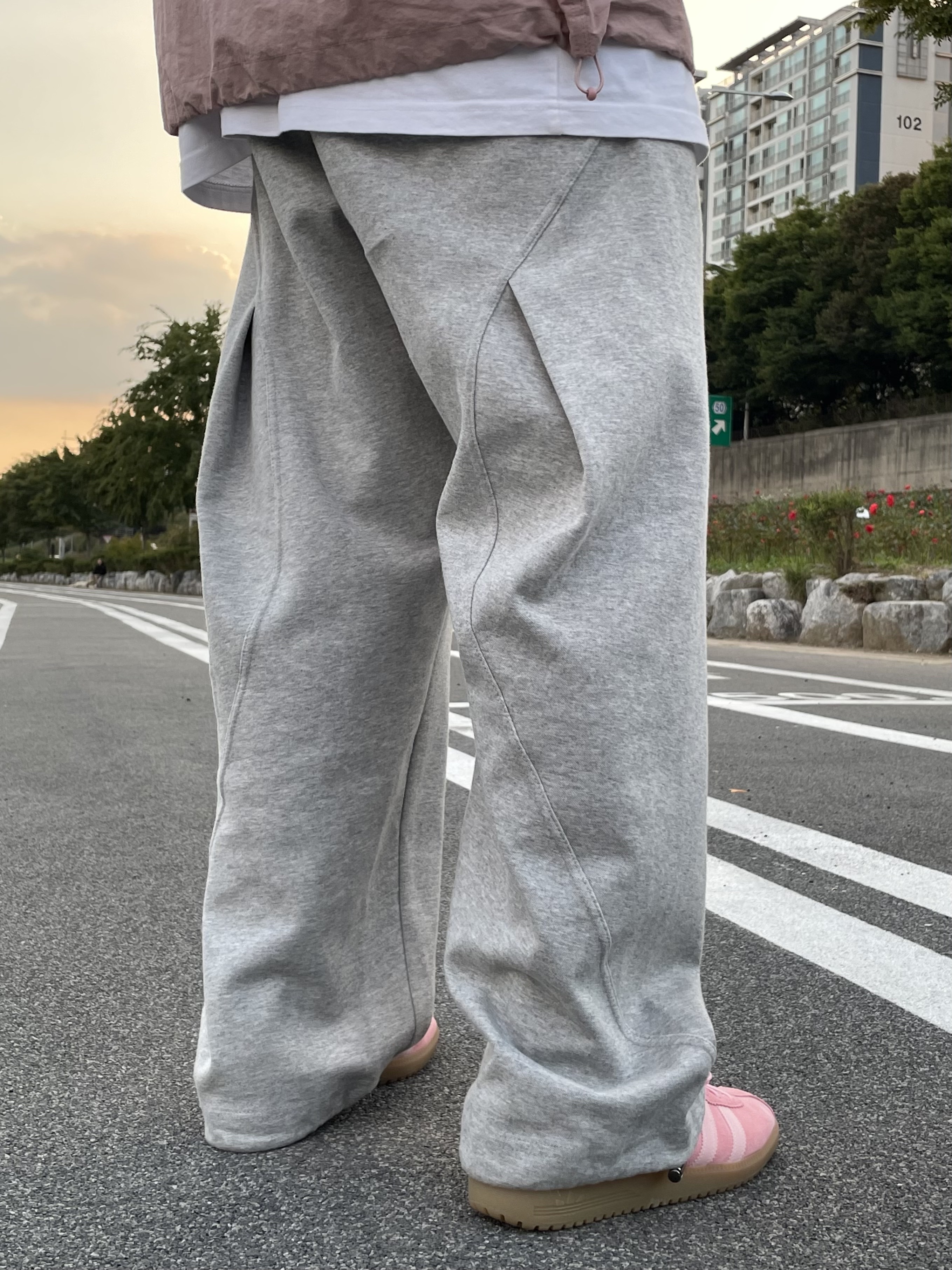 Adidas Bermuda Glow Pink 착용 스타일 - 4
