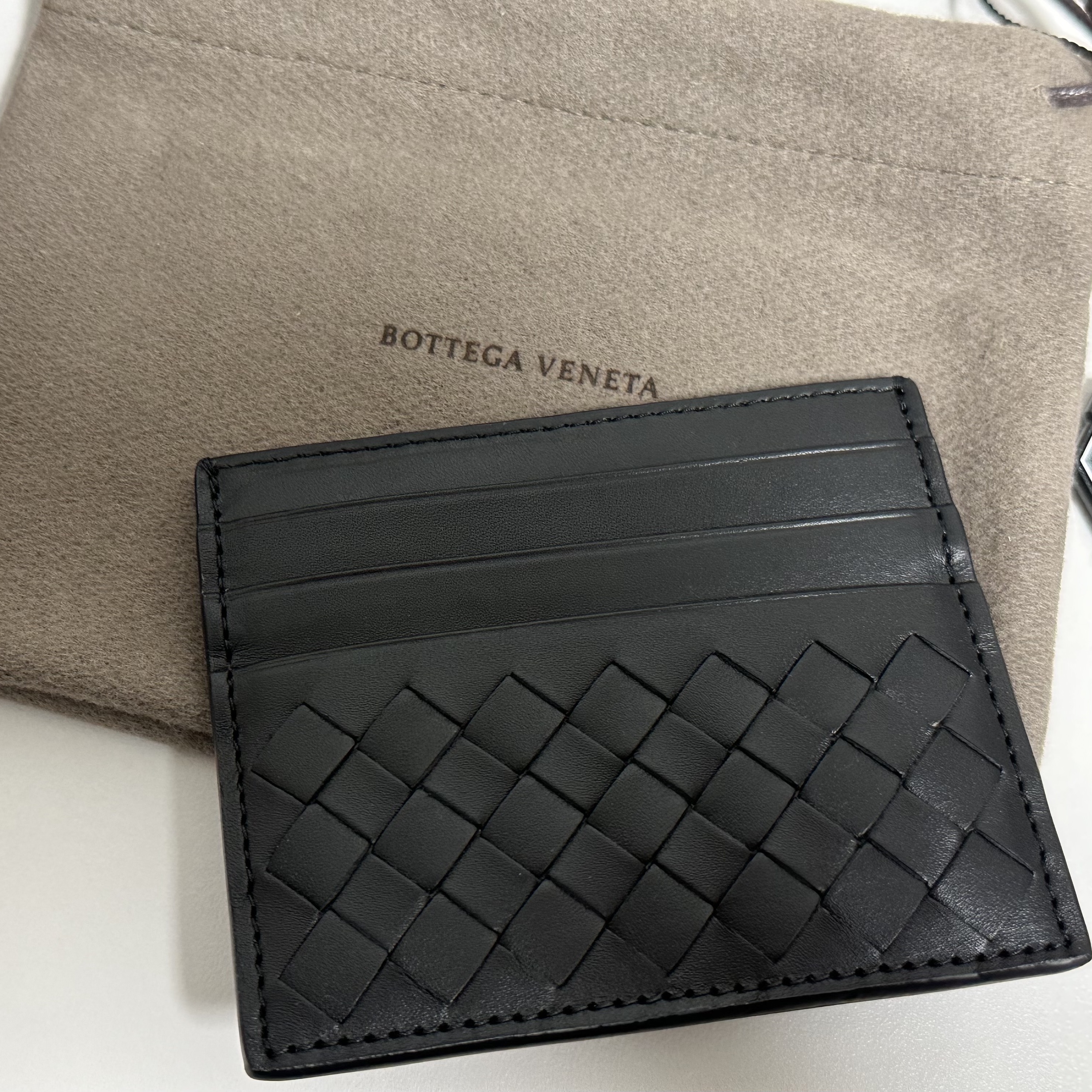 Bottega Veneta Credit Card Case Black, Bottega Veneta Credit Card Case Brown 착용 스타일 - 1