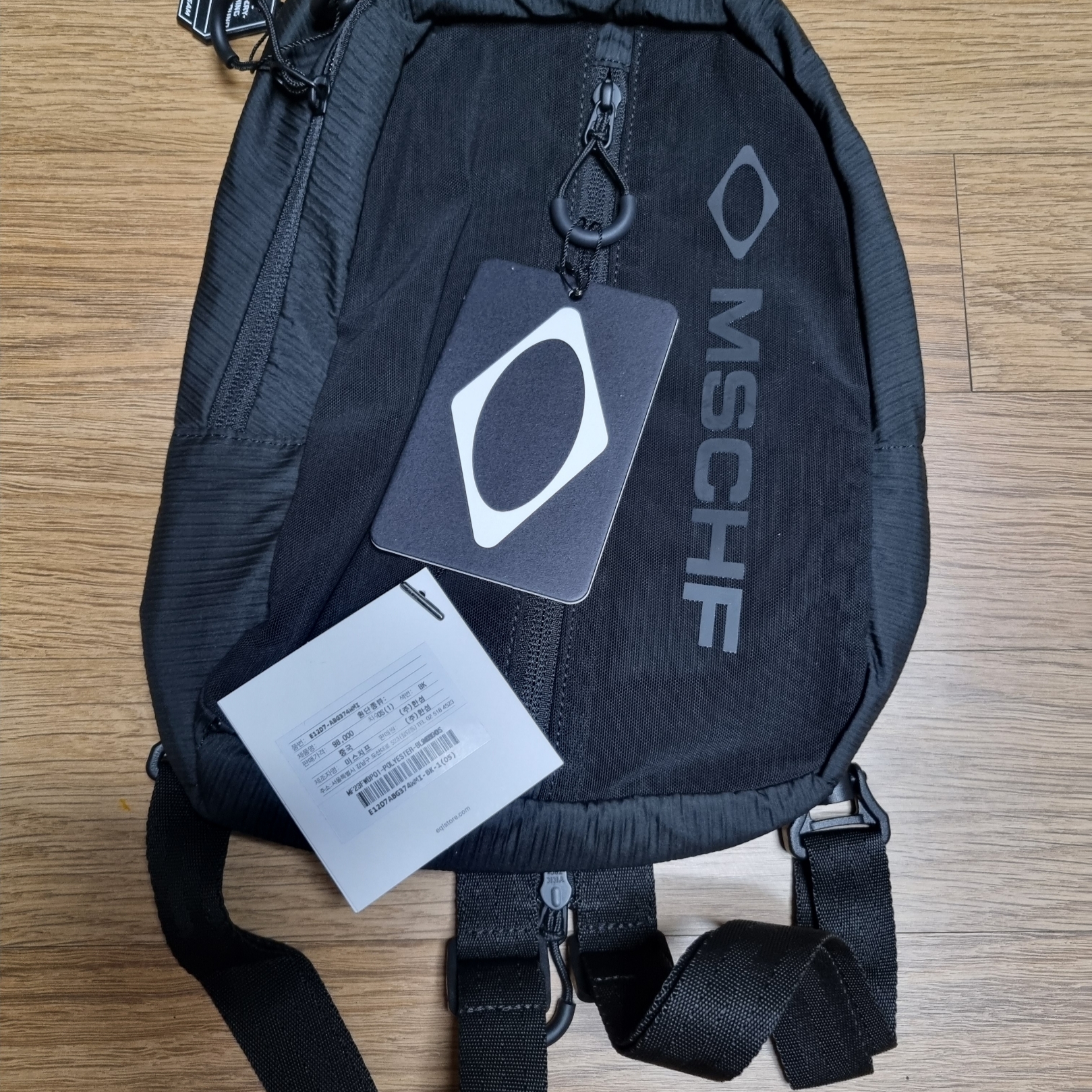 Mischief 2Way Mesh Sling Bag Black 착용 스타일 - 1