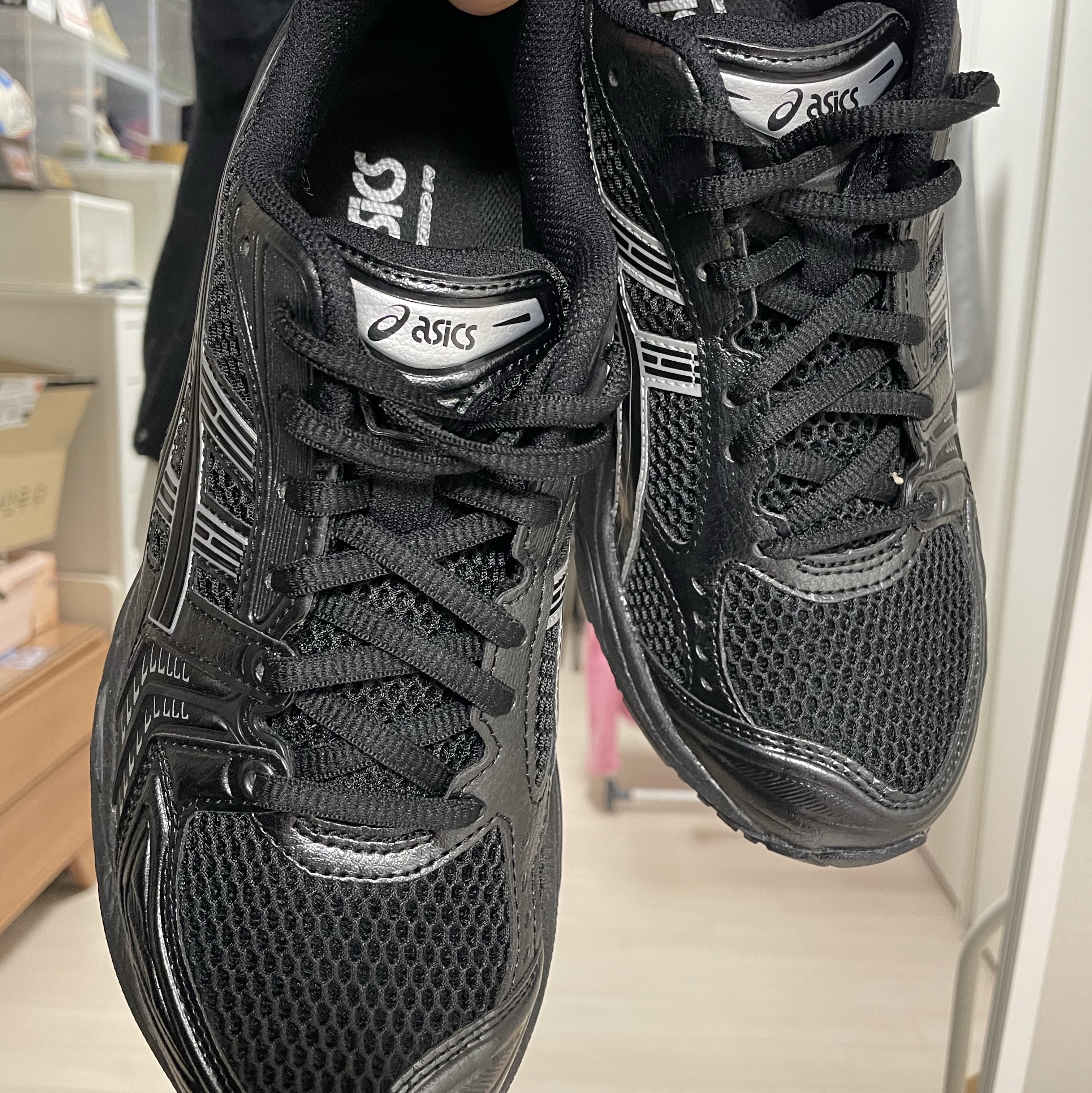 Asics Gel-Kayano 14 Black Pure Silver 착용 스타일 - 6