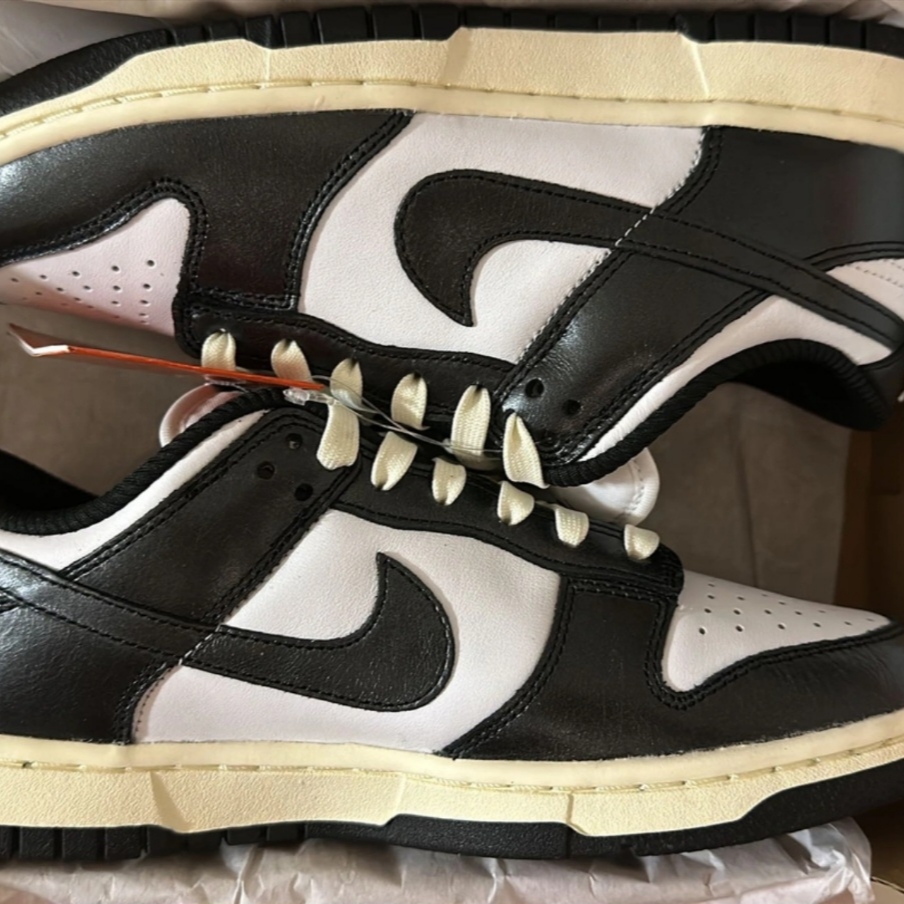 (W) Nike Dunk Low Vintage Black and White 착용 스타일 - 1