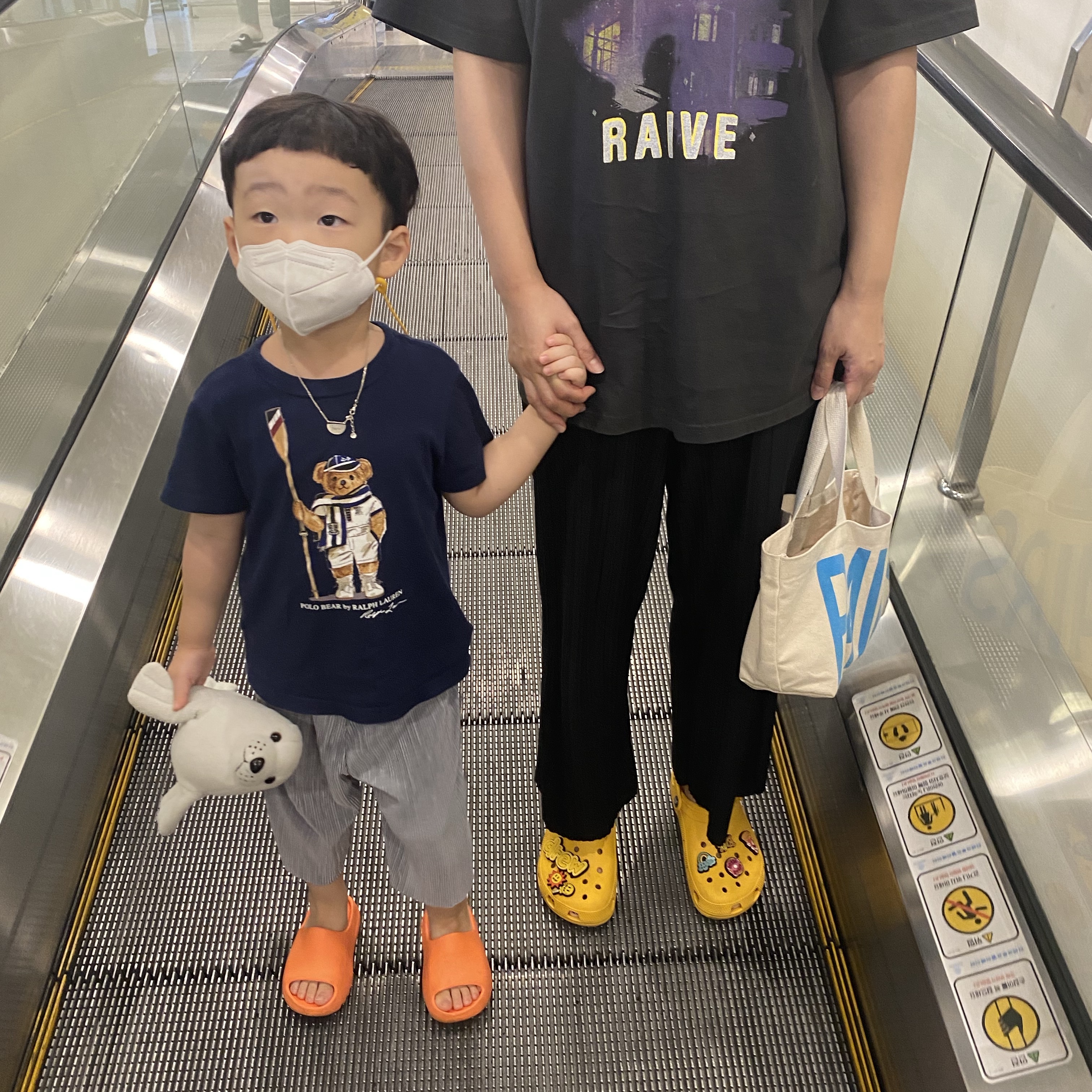 (Kids) Adidas Yeezy Slide Enflame Orange 착용 스타일 - 2