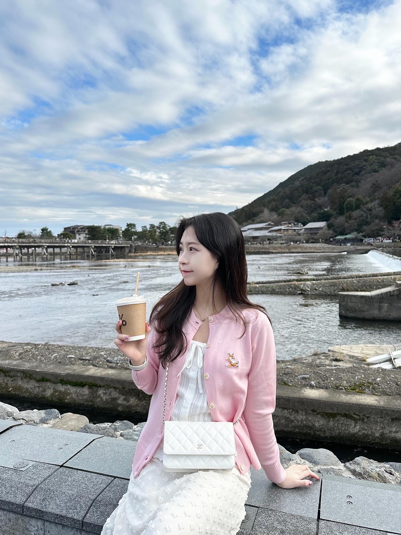(W) Maison Kitsune Chillax Fox Patch Adjusted R-Neck Cardigan Dusty Rose, Chanel Classic Wallet On Chain Grained Calfskin & Gold White 착용 스타일 - 1