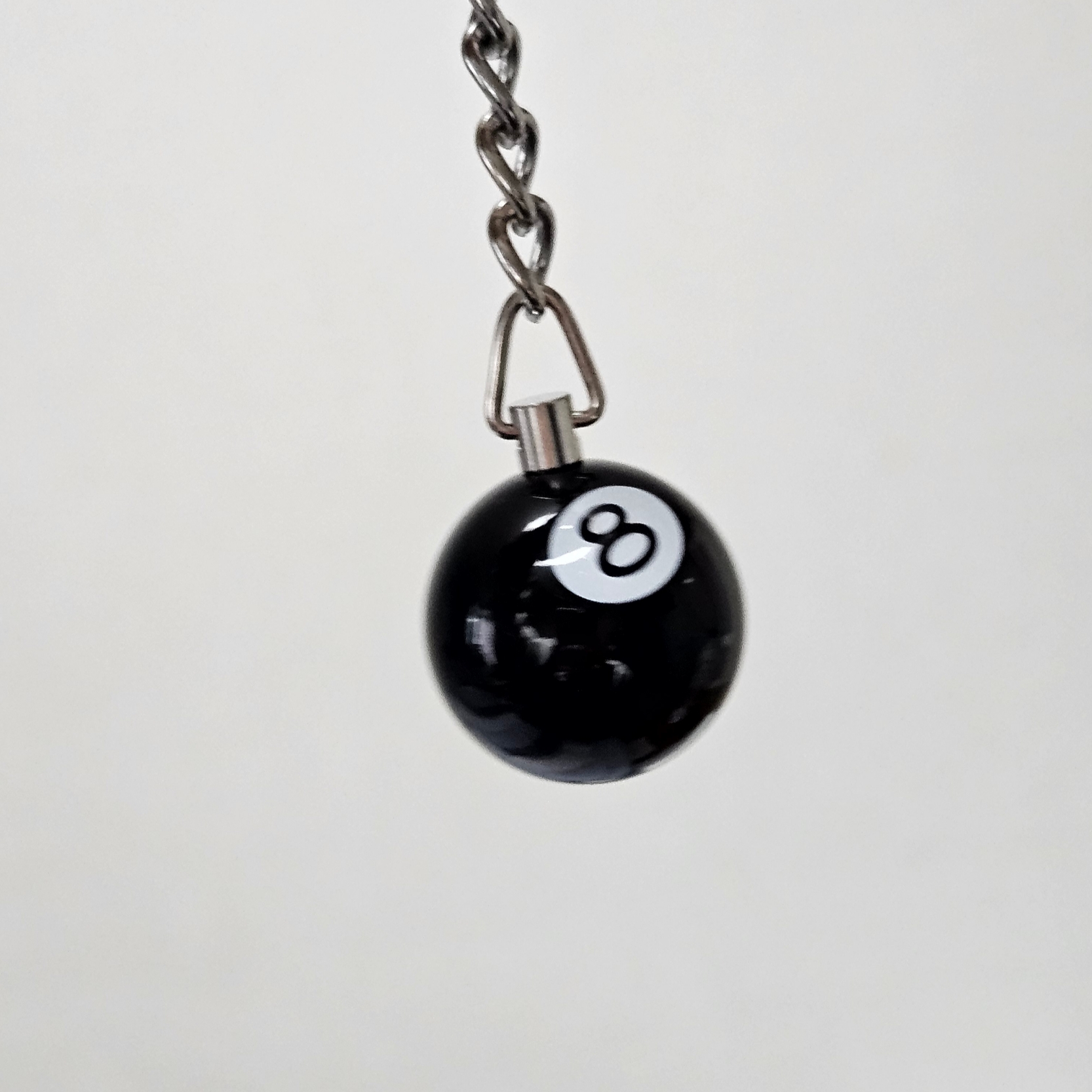 Stussy 8 Ball Keychain Black 착용 스타일