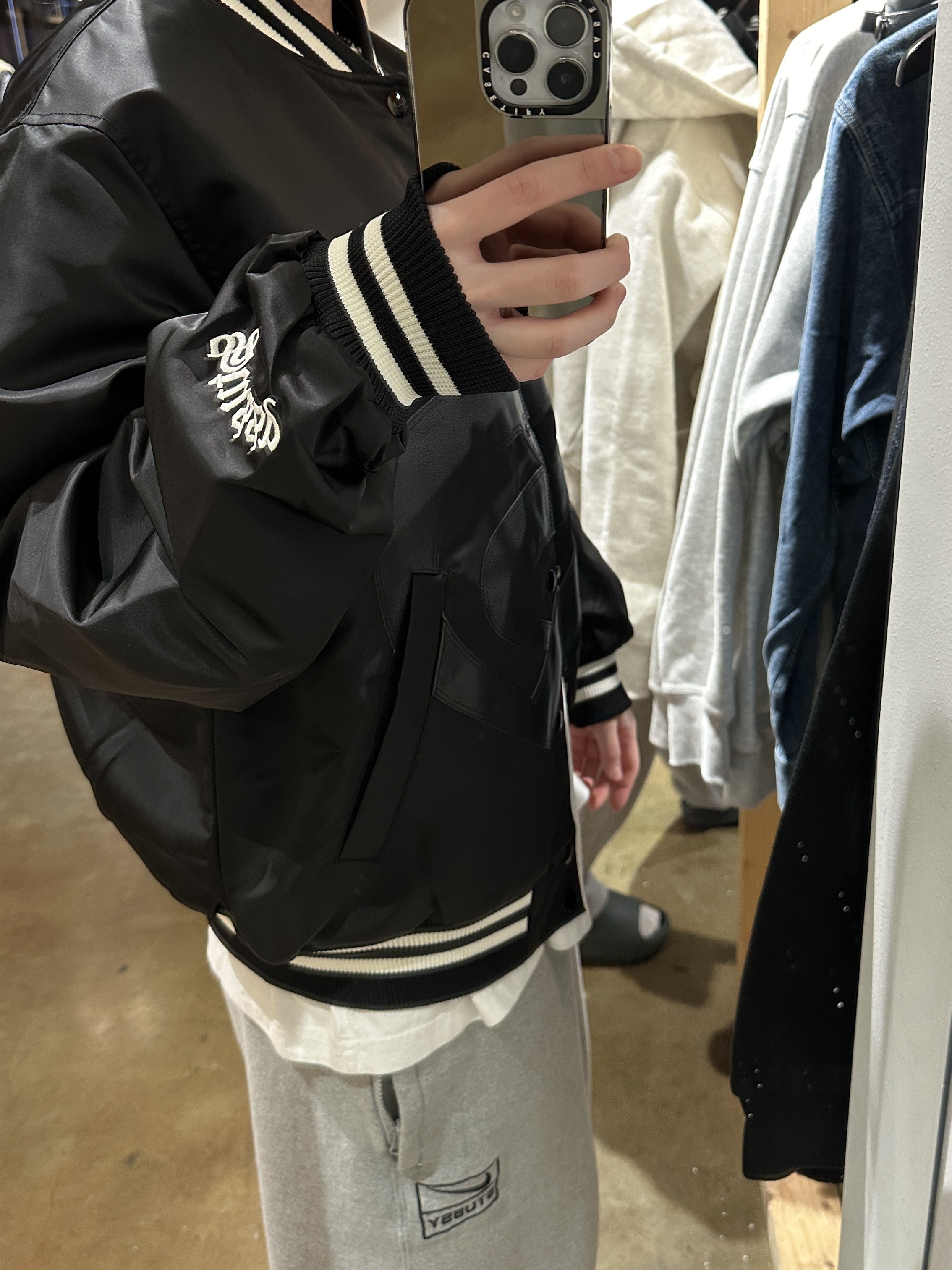 Nike x Stussy NRG Fleece Pants Dark Grey Heather (DO9340-063), Stussy Stadium Jacket Gothic S Black 착용 스타일