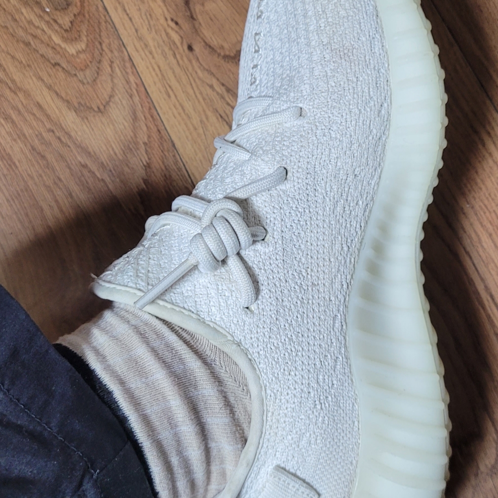 Adidas Yeezy Boost 350 V2 Cream/Triple White 착용 스타일 - 2