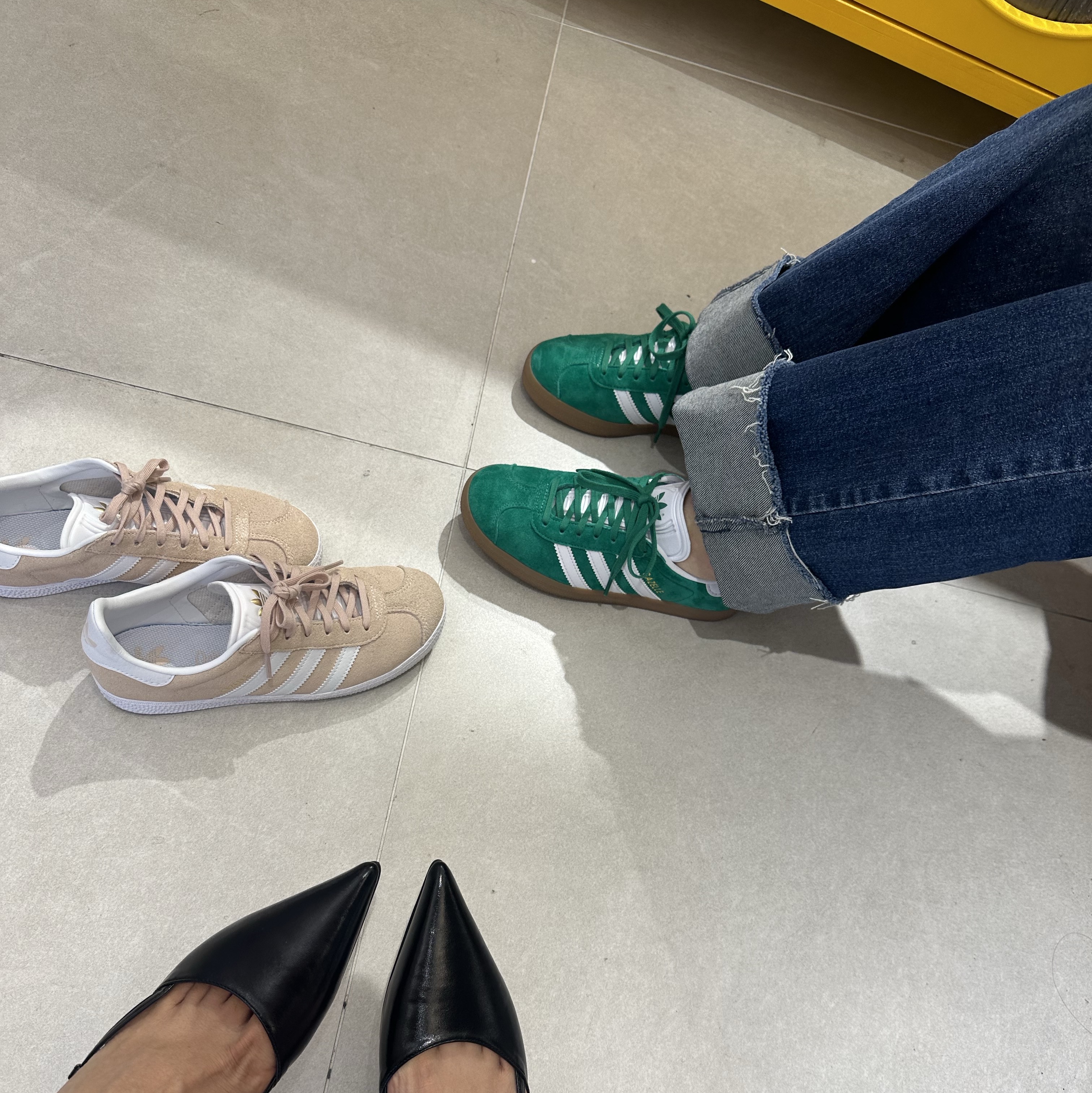 Adidas Gazelle Indoor Collegiate Green, (C) Adidas Gazelle Icey Pink White 착용 스타일 - 2
