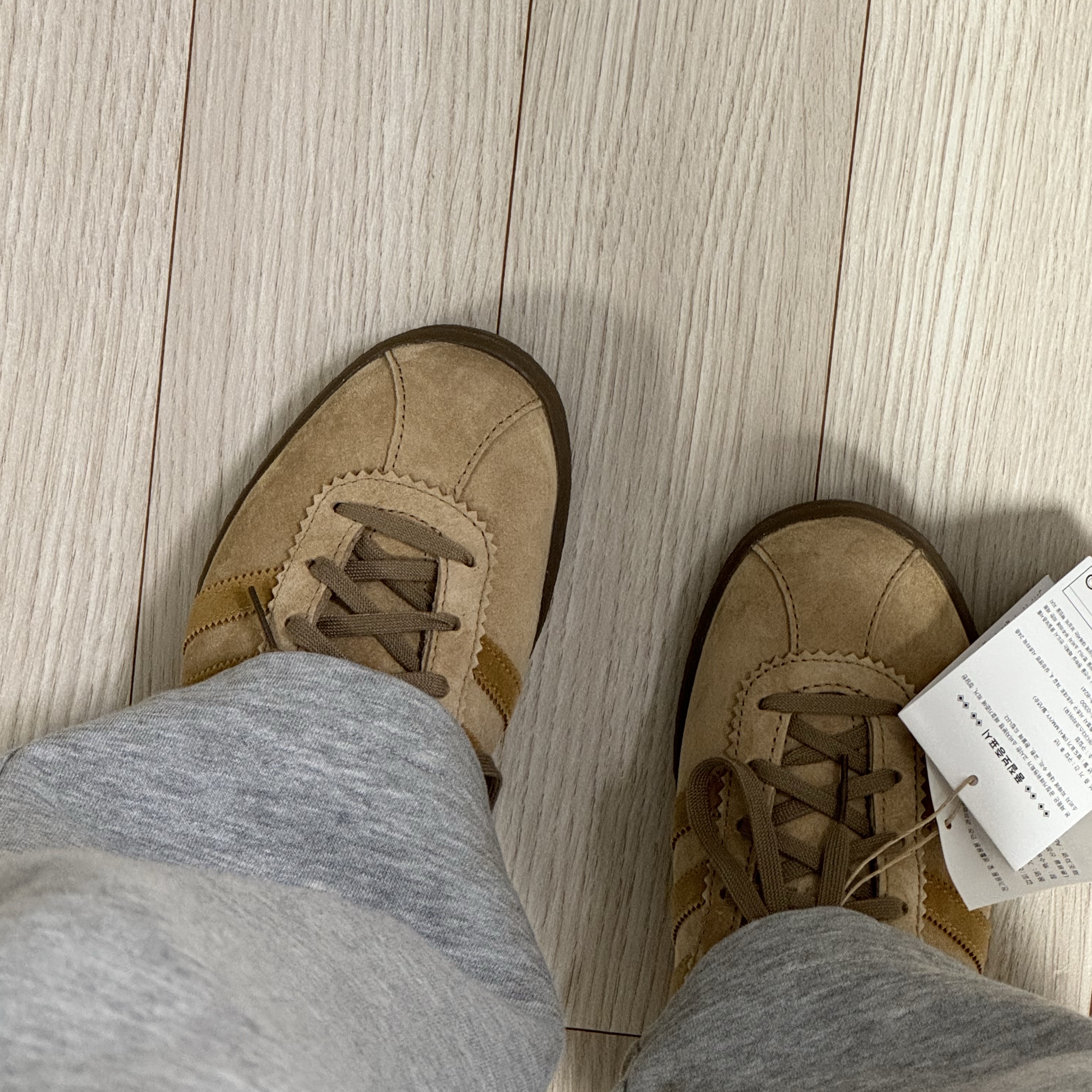Adidas Tobacco Pantone Mesa 착용 스타일 - 2