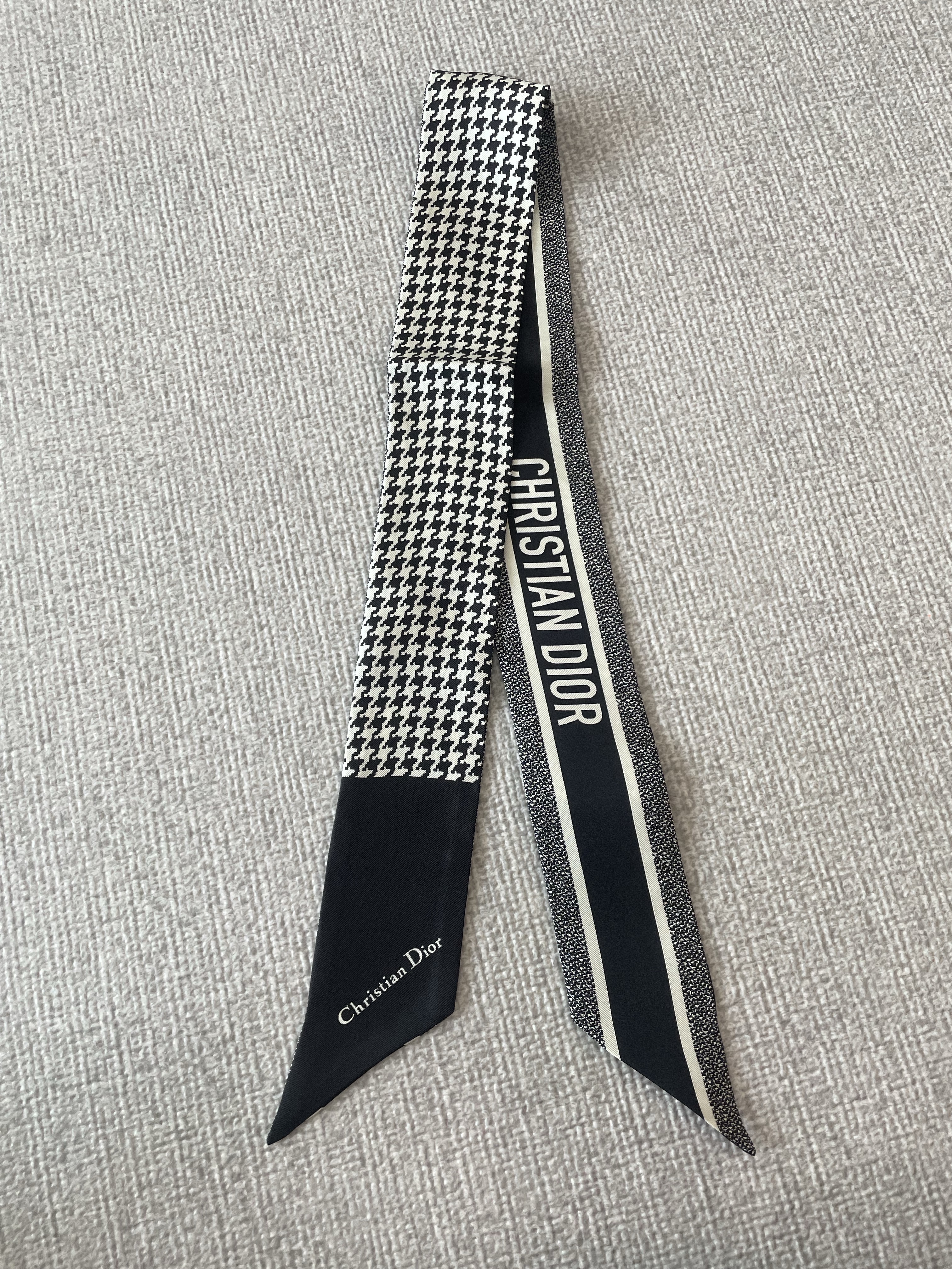 (W) Dior 30 Montaigne Mitzah Scarf Silk Twill Black White 착용 스타일