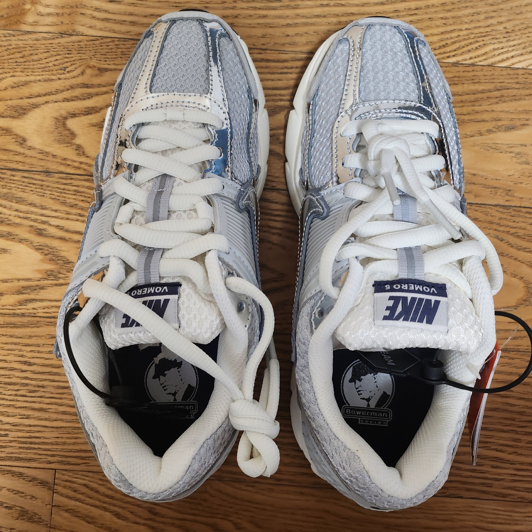 (W) Nike Zoom Vomero 5 Photon Dust and Metallic Silver 착용 스타일 - 4