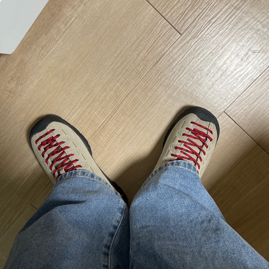 Keen Jasper Suede Sneakers Silver Mink 착용 스타일