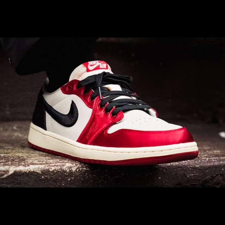 Jordan 1 x Trophy Room Retro Low OG SP Sail Varsity Red, Jordan 1 x Trophy Room Retro High OG SP Chicago (Friends & Family) 착용 스타일 - 3