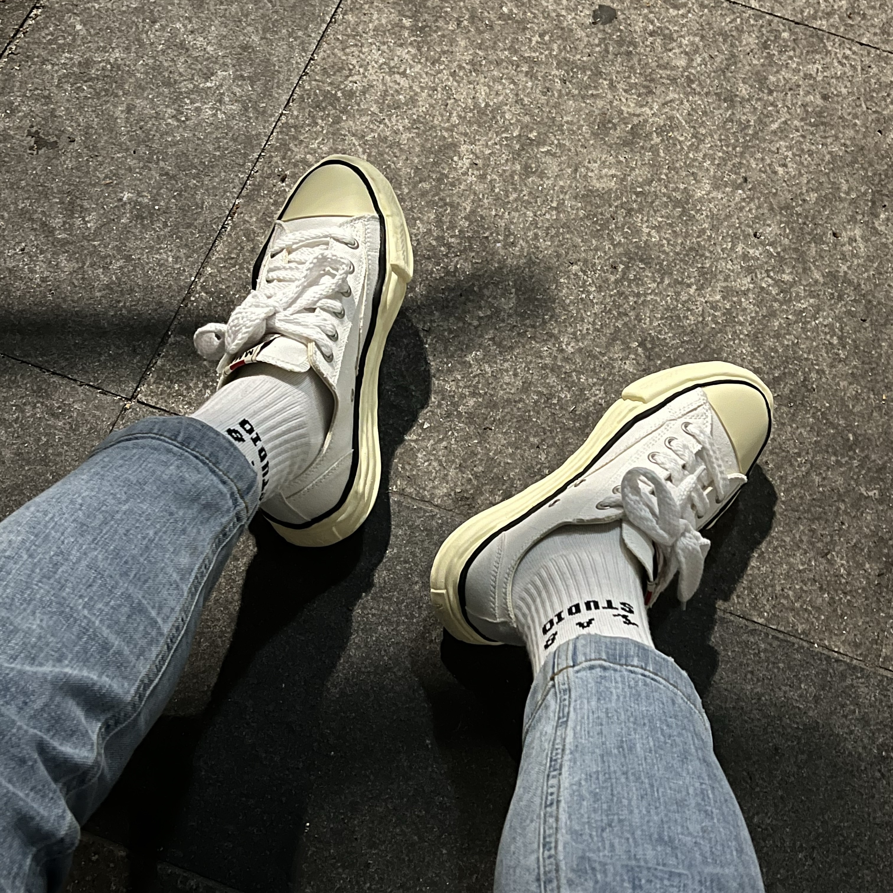 Maison Mihara Yasuhiro Peterson VL OG Sole Canvas Low-top Sneakers White, IAB Studio Socks White (5 Pack) 착용 스타일 - 4