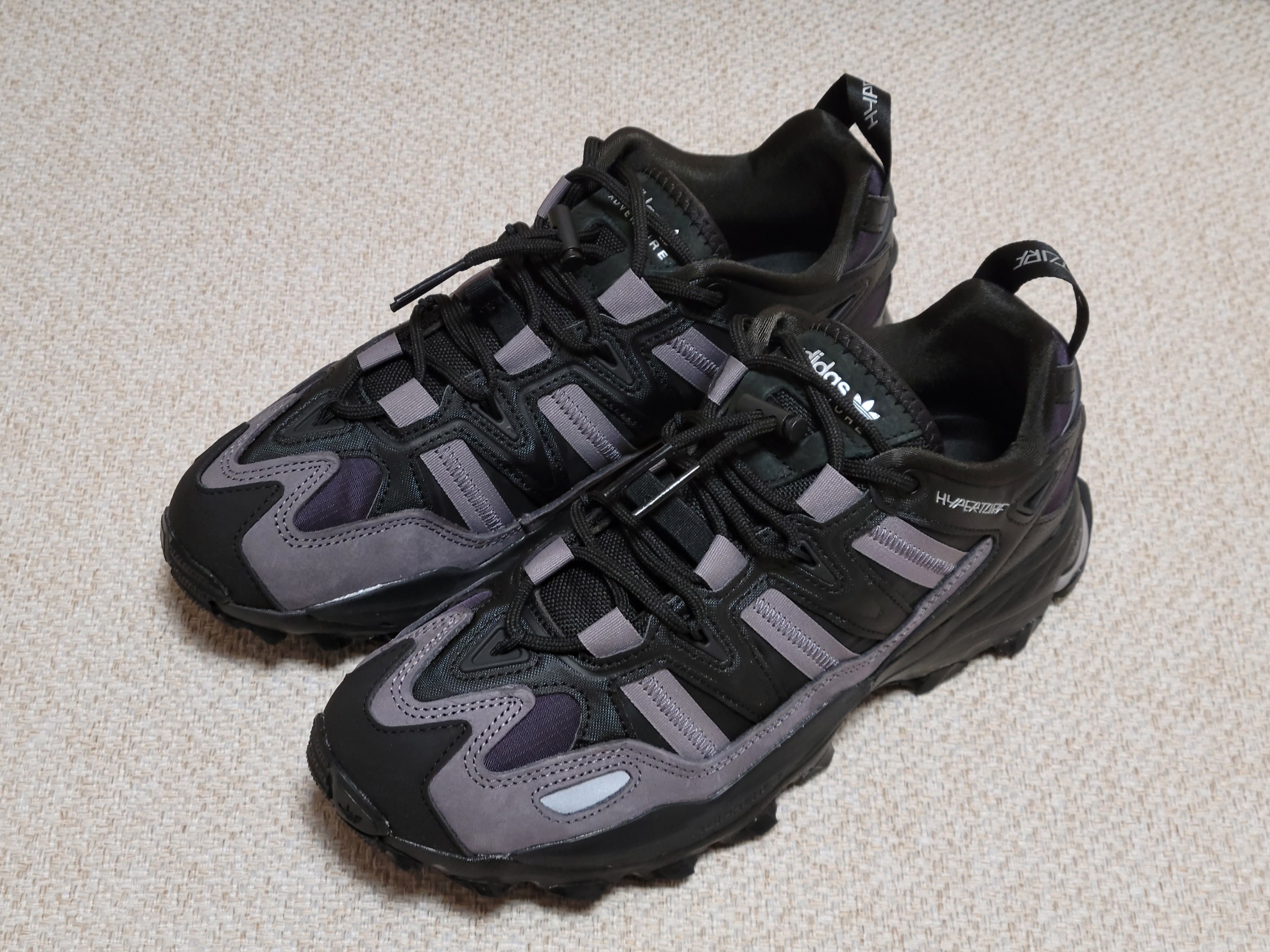 Adidas Hyperturf Core Black 착용 스타일 - 2