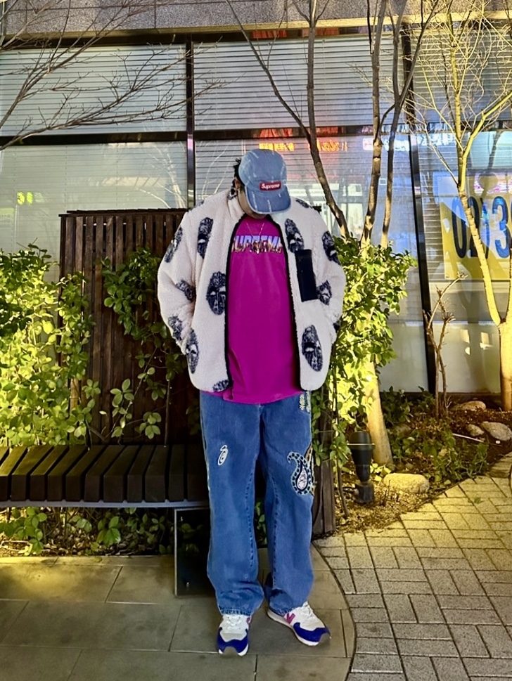 Supreme Logo Stripe Jacquard Denim Camp Cap Blue - 20FW, Supreme Gotham T-Shirt Magenta - 23FW 착용 스타일 - 1
