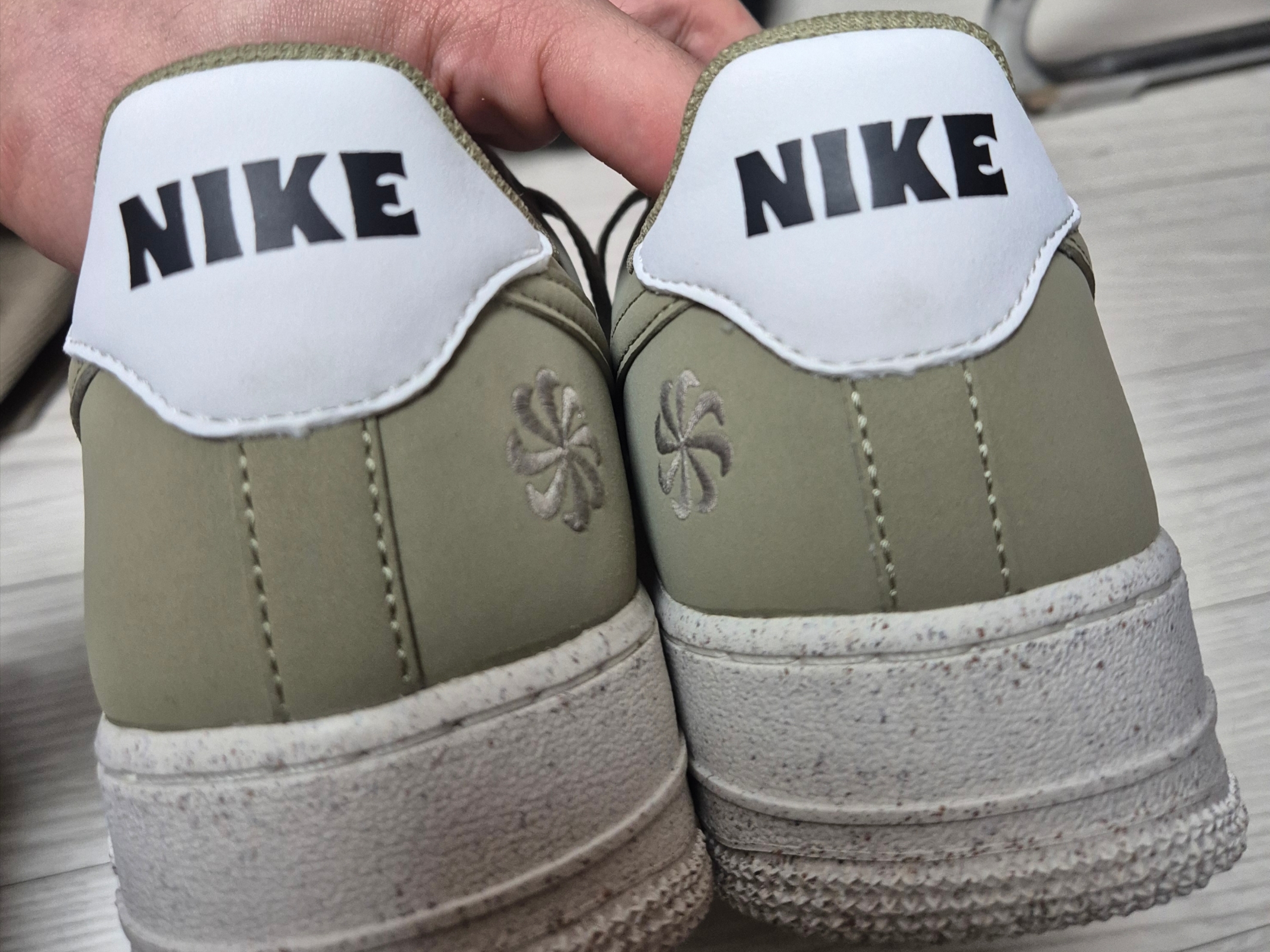 Nike Air Force 1 '07 LV8 Neutral Olive 착용 스타일 - 2