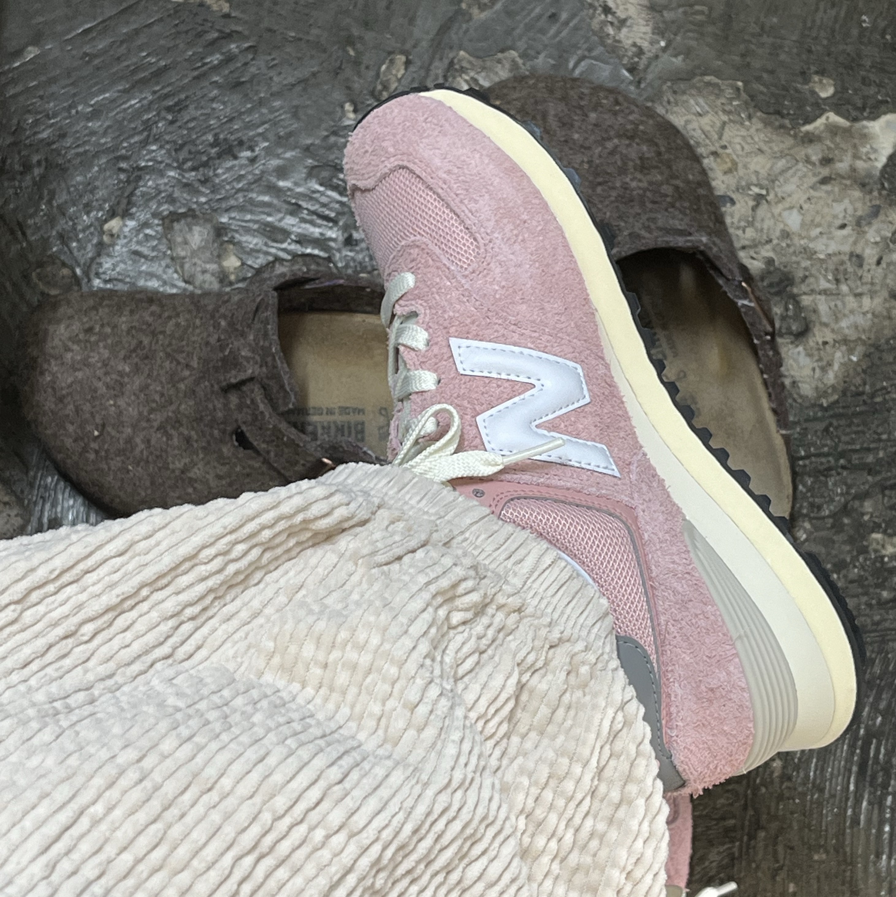 New Balance 574 Heritage Mellow Pink 착용 스타일