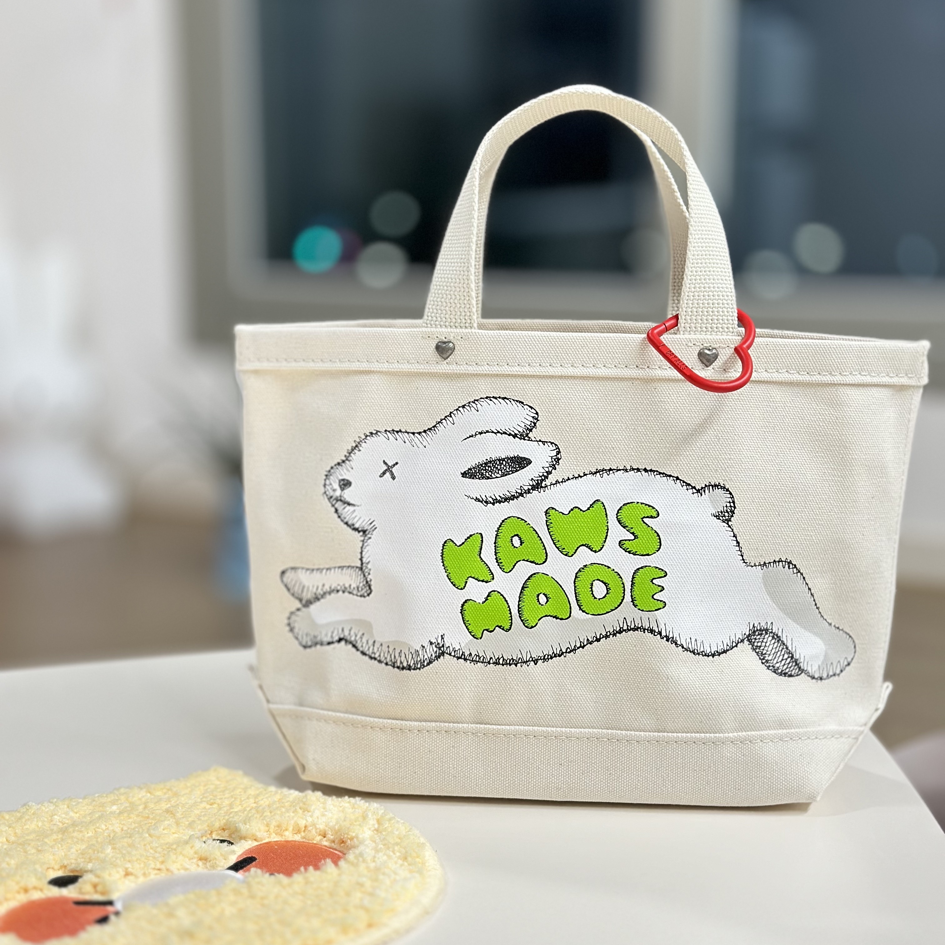 Human Made x Kaws Tote Bag Small White, Human Made Heart Carabiner Red 착용 스타일 - 1