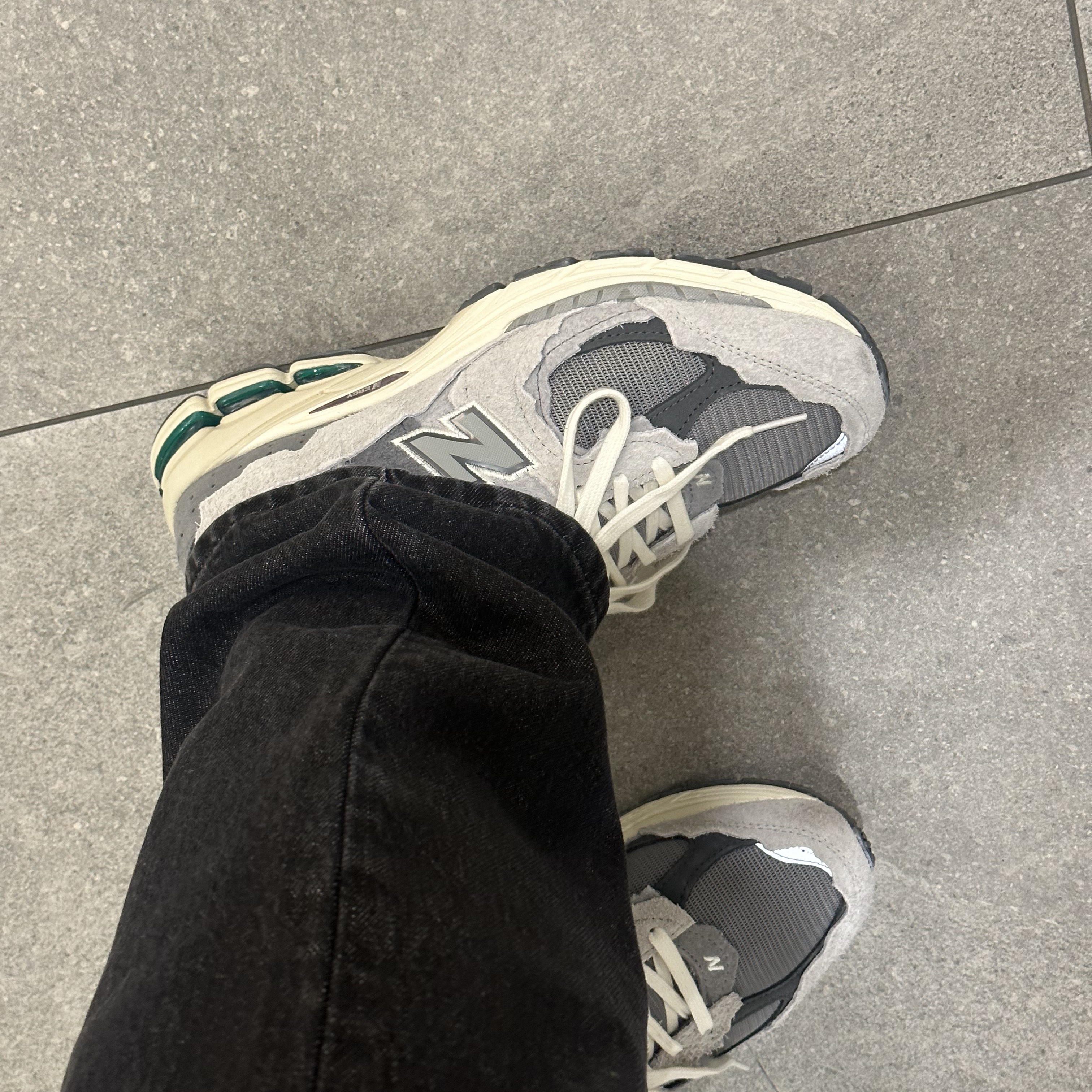 New Balance 2002R Protection Pack Rain Cloud 착용 스타일 - 3