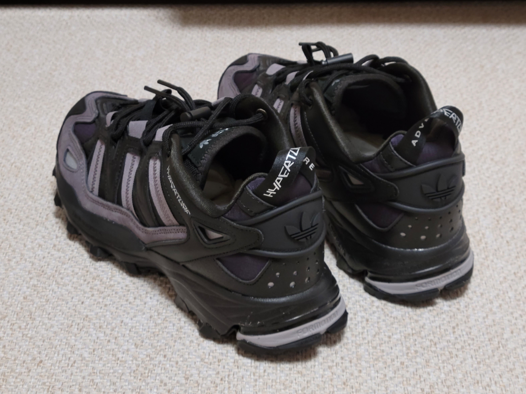 Adidas Hyperturf Core Black 착용 스타일 - 3