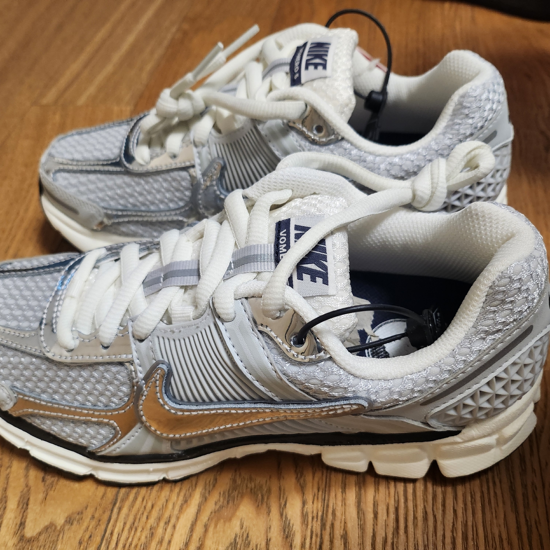 (W) Nike Zoom Vomero 5 Photon Dust and Metallic Silver 착용 스타일 - 3