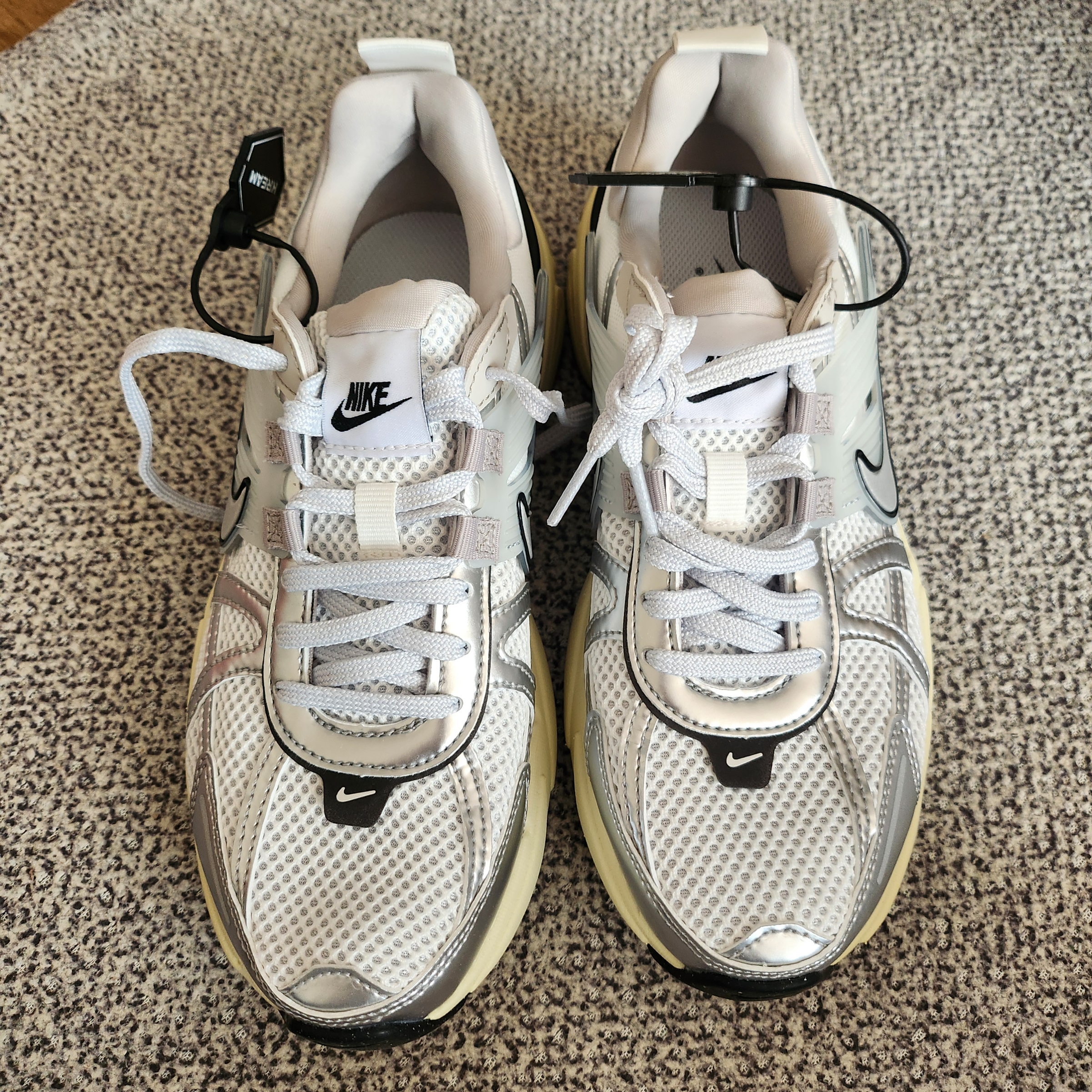 Nike V2K Run Summit White Metallic Silver 착용 스타일 - 2