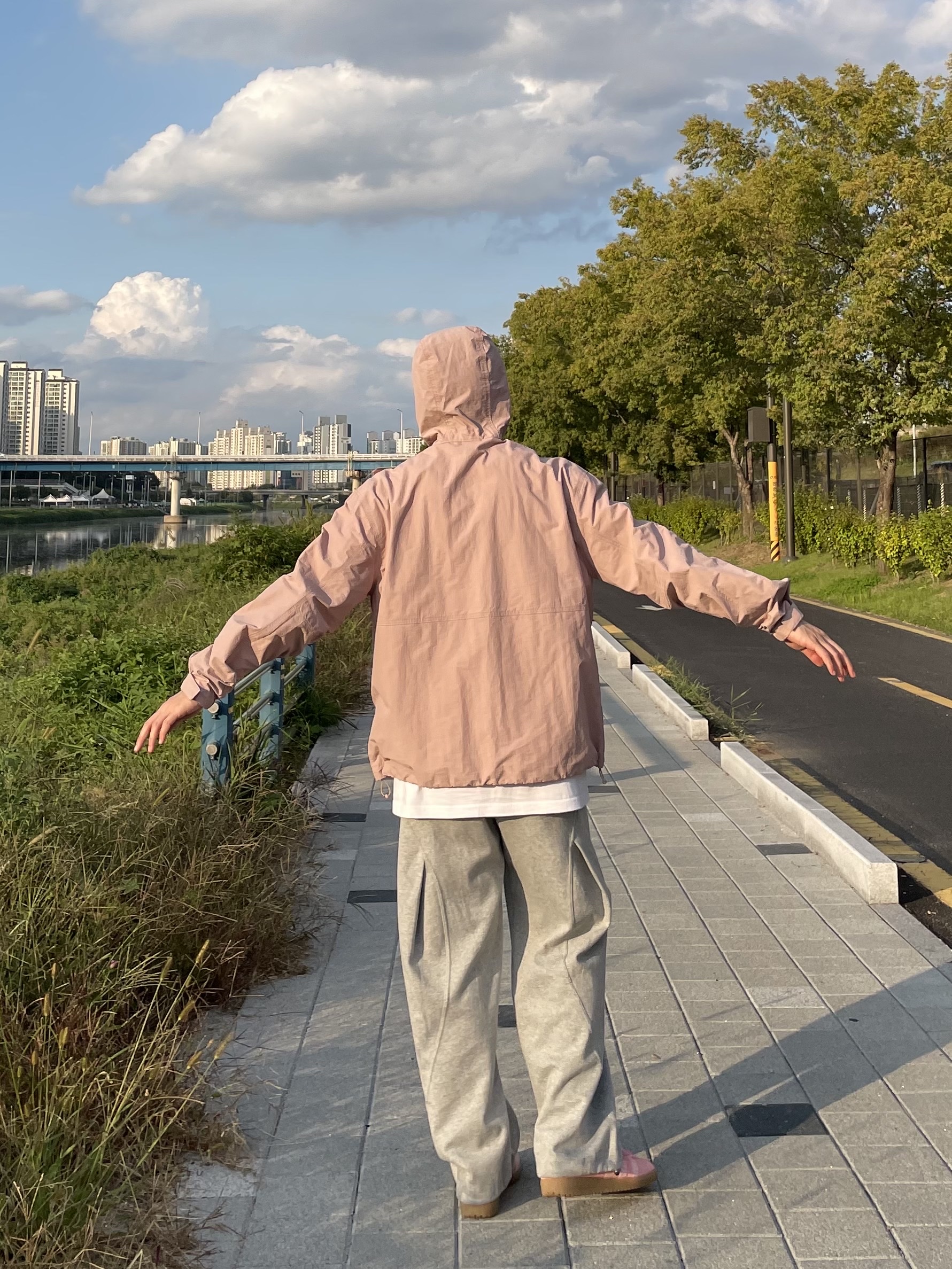 Adidas Bermuda Glow Pink 착용 스타일 - 1