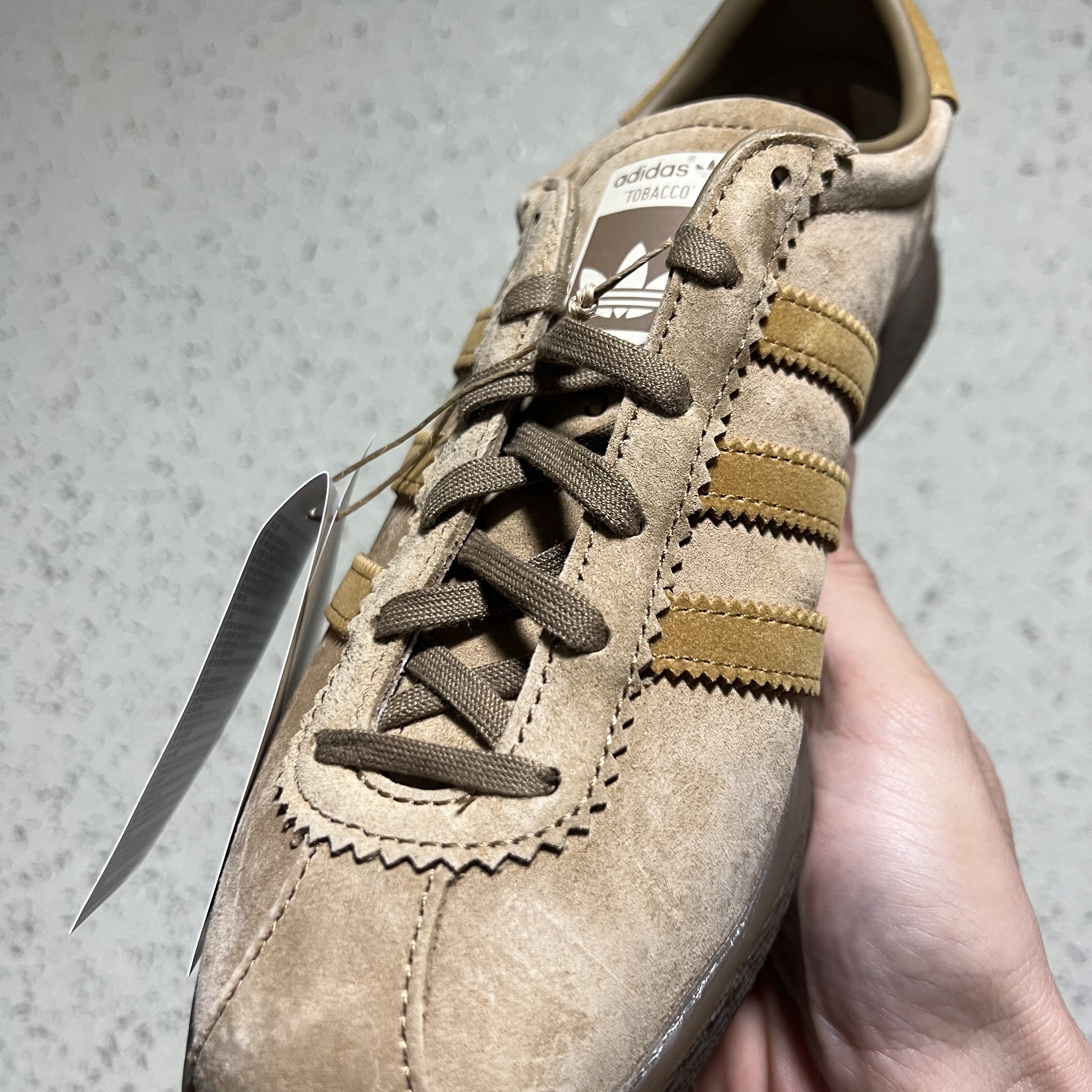 Adidas Tobacco Pantone Mesa 착용 스타일 - 2