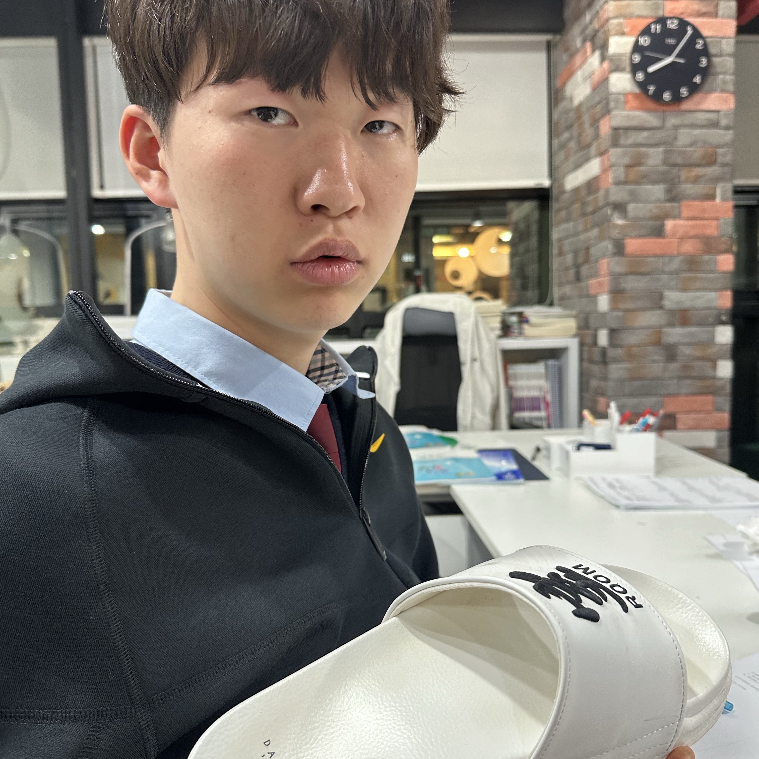 Darkr8m Studio Slides White, Nike x Drake Nocta Tech Fleece Hoodie Black (FD8453-010) 착용 스타일