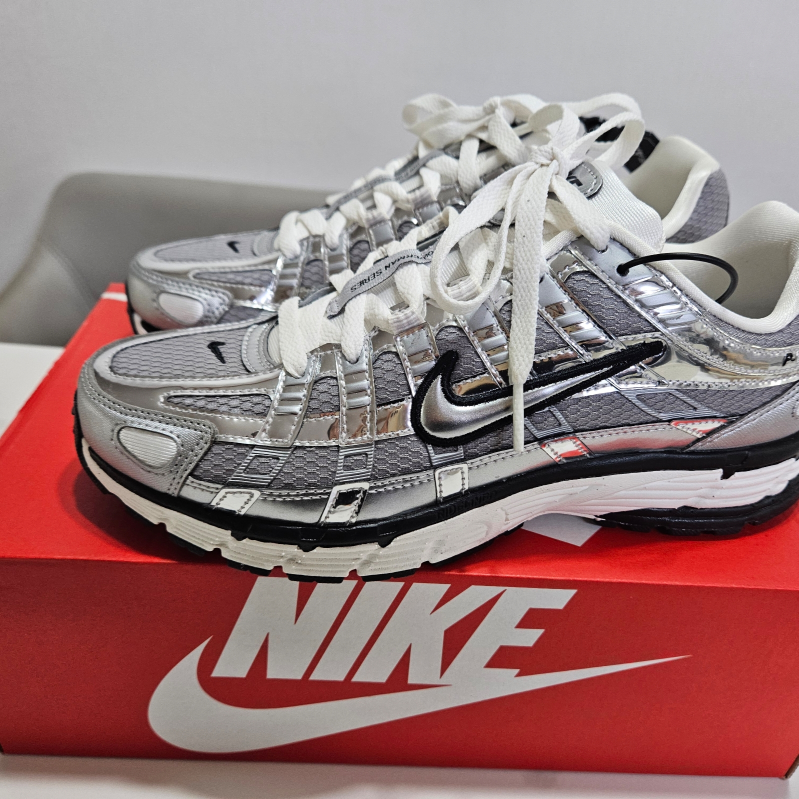 Nike P-6000 Metallic Silver 착용 스타일