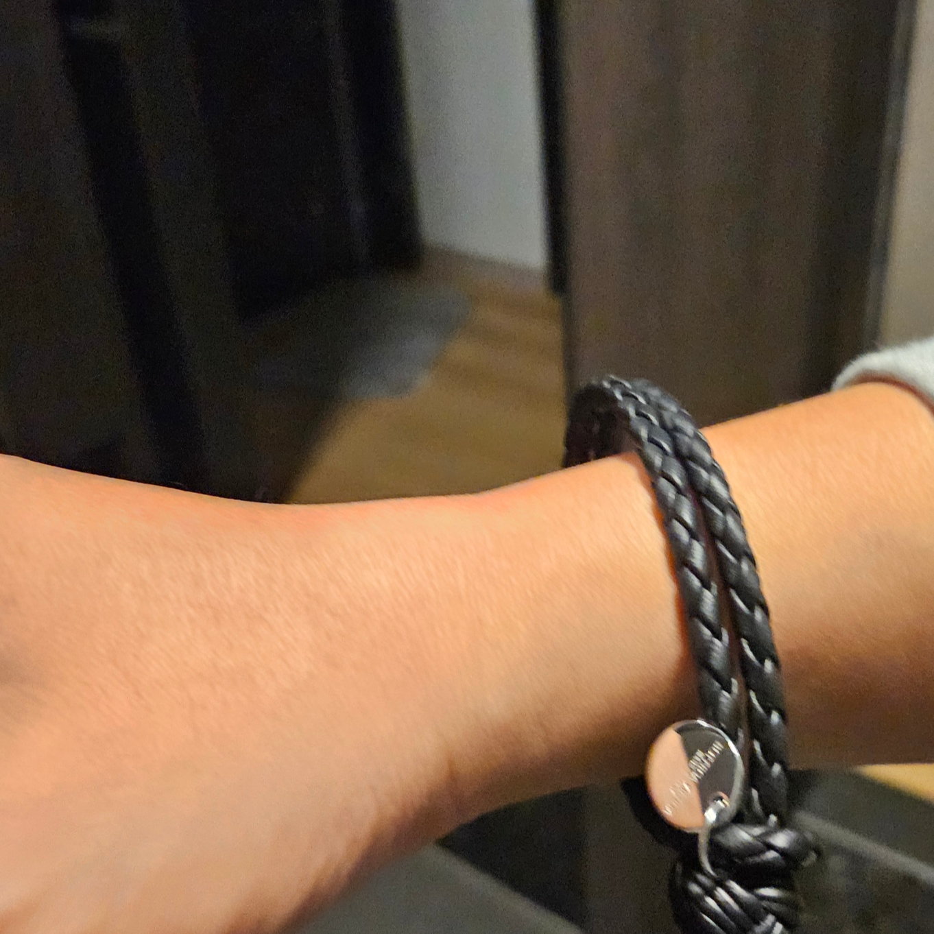Bottega Veneta Nappa Bracelet Black 착용 스타일 - 4
