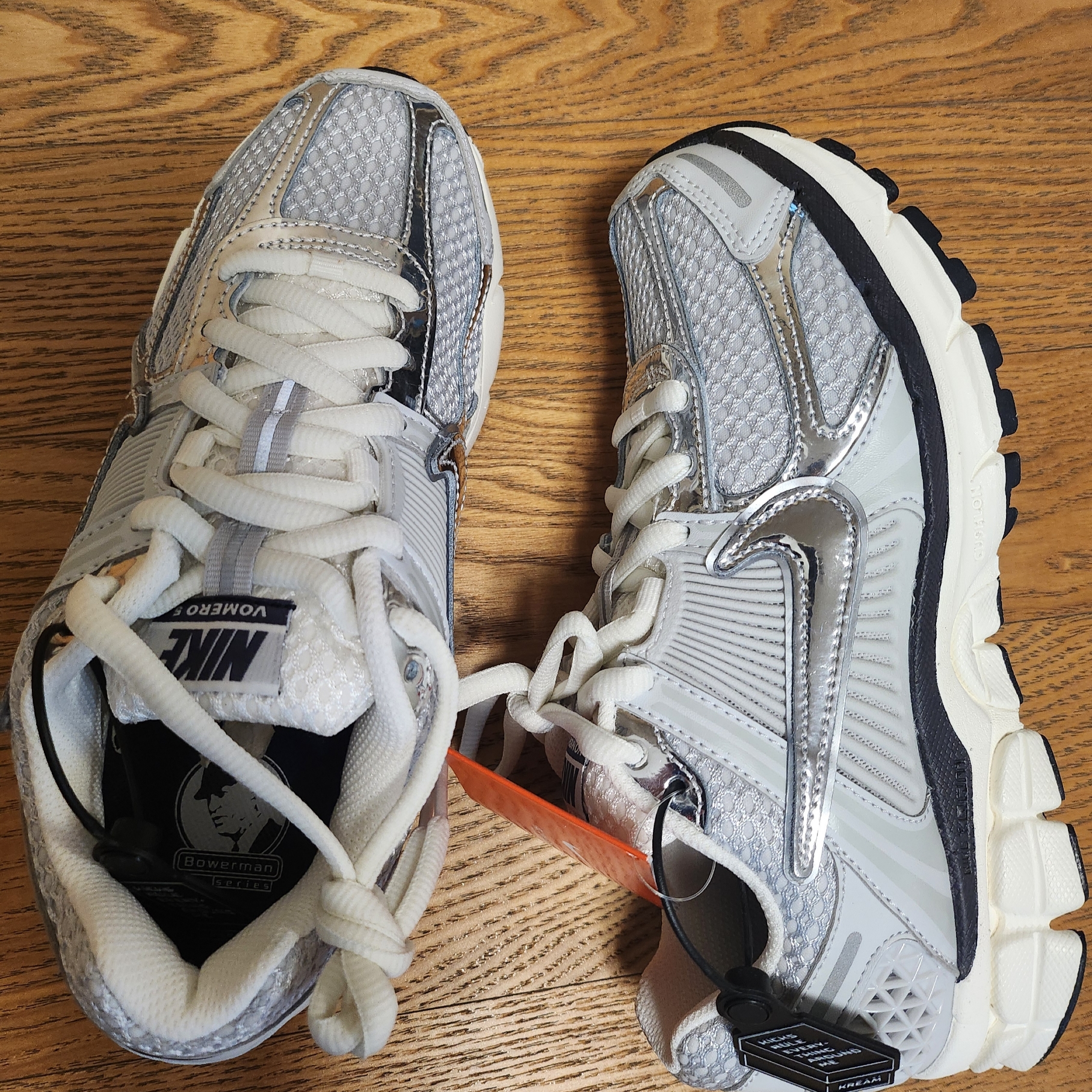 (W) Nike Zoom Vomero 5 Photon Dust and Metallic Silver 착용 스타일 - 1