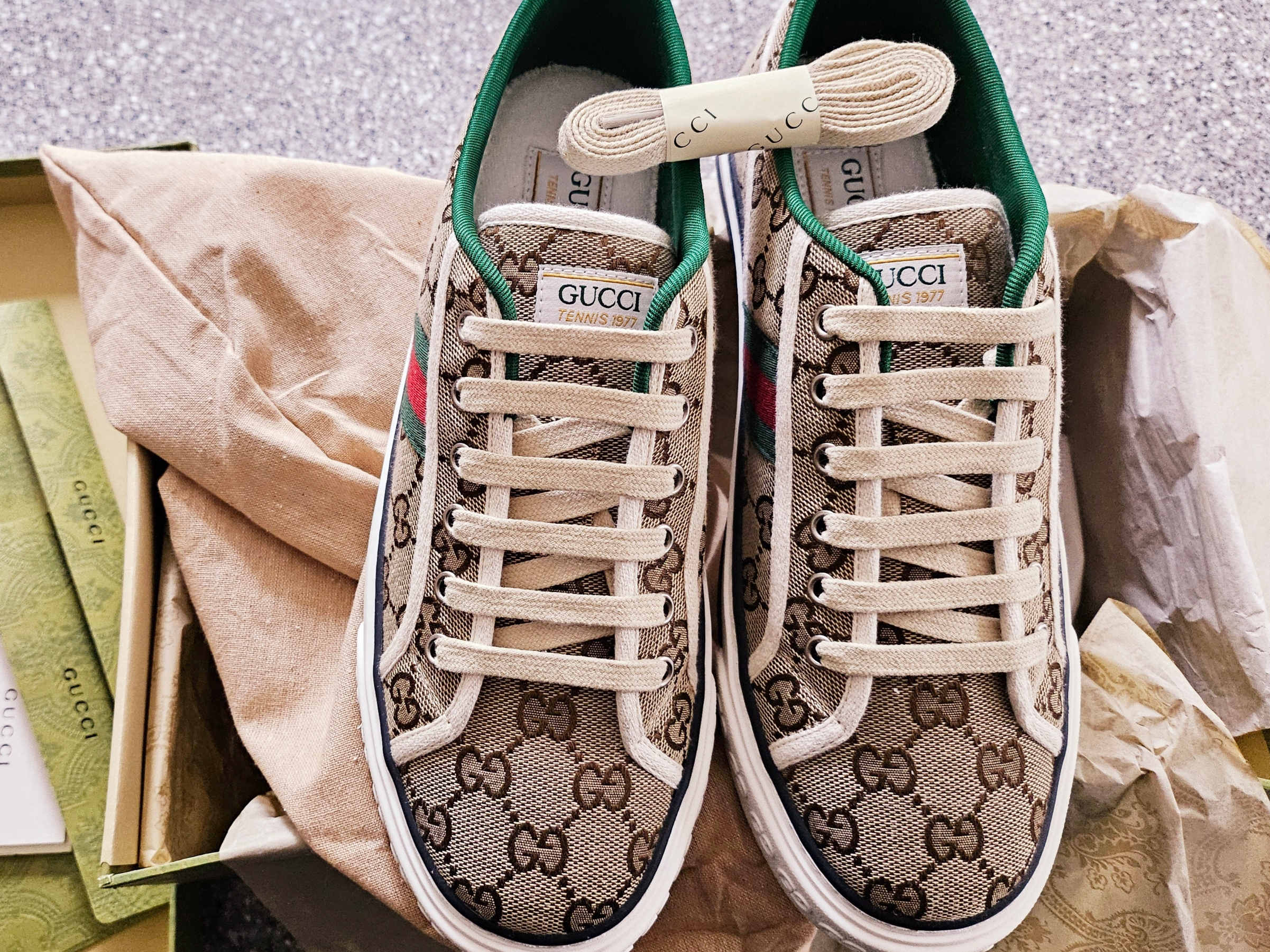 Gucci Tennis 1977 Ebony 착용 스타일 - 1
