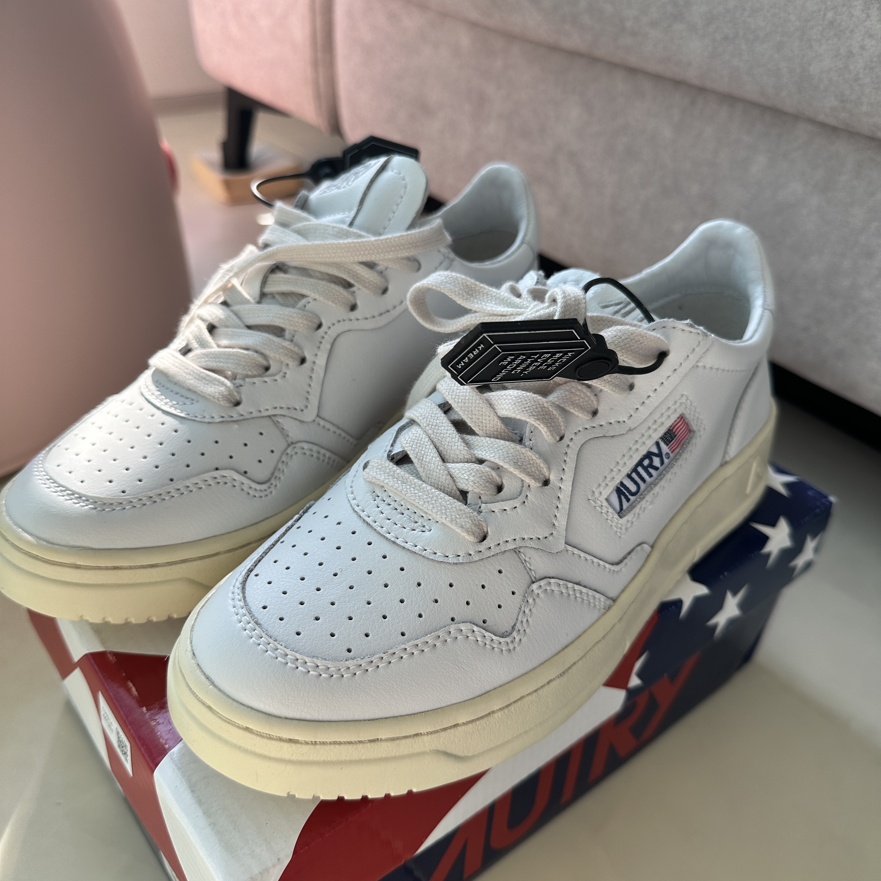 (W) Autry Medalist Low Leather Sneakers White 착용 스타일