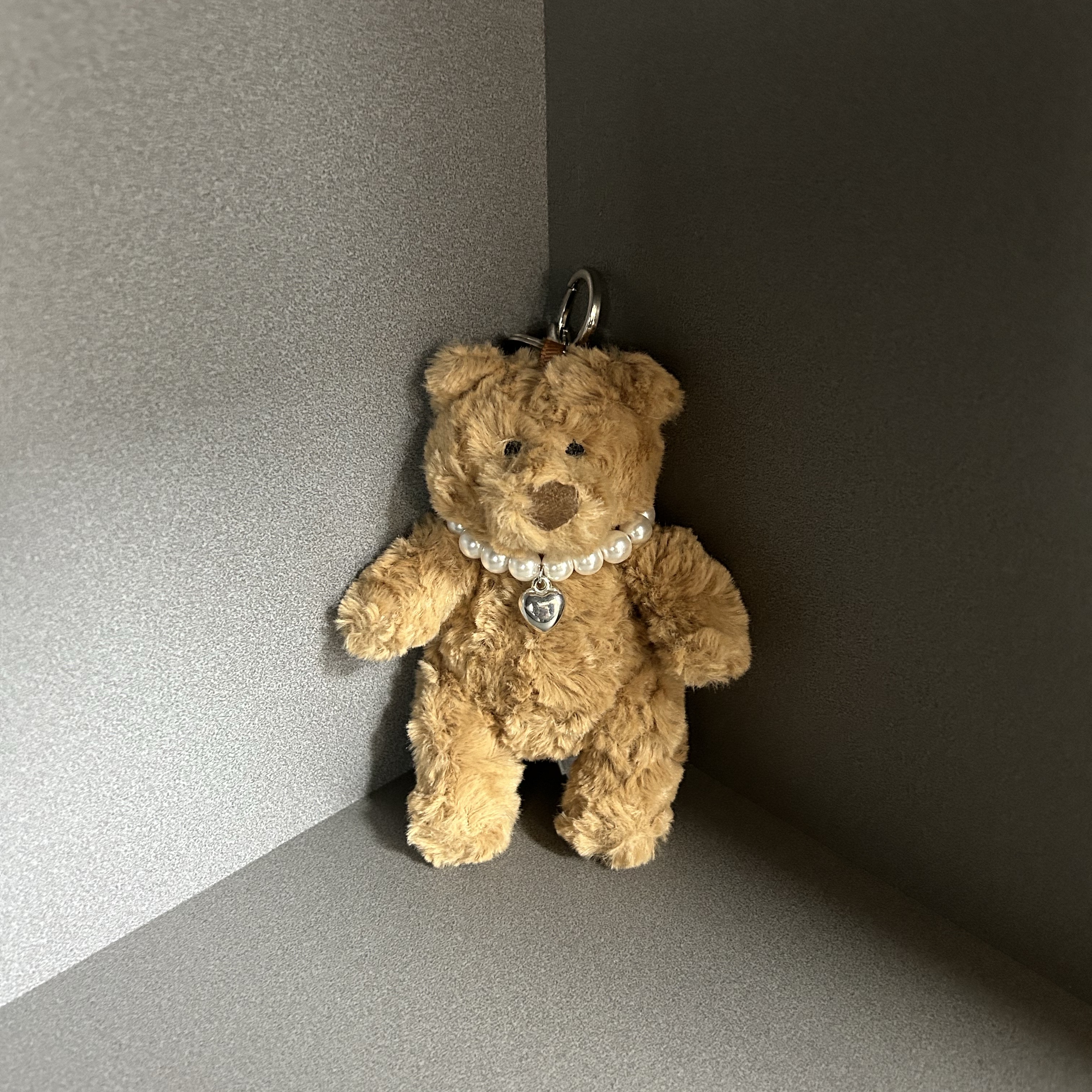 Jellycat Bartholomew Bear Bag Charm Brown 착용 스타일