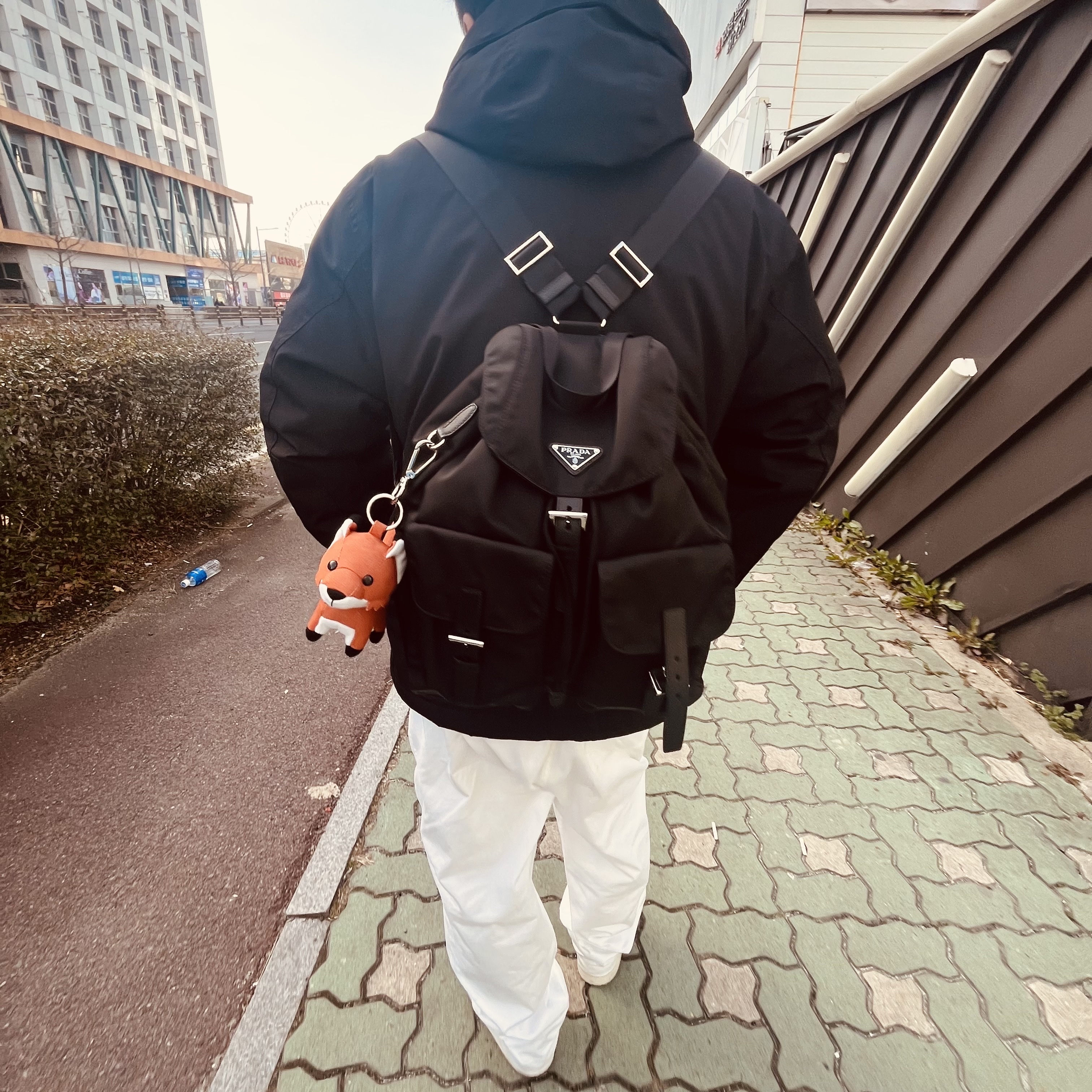 Prada Re-Nylon Medium Backpack Black, Maison Kitsune Medium Fox Bag Charm Rust Red 착용 스타일
