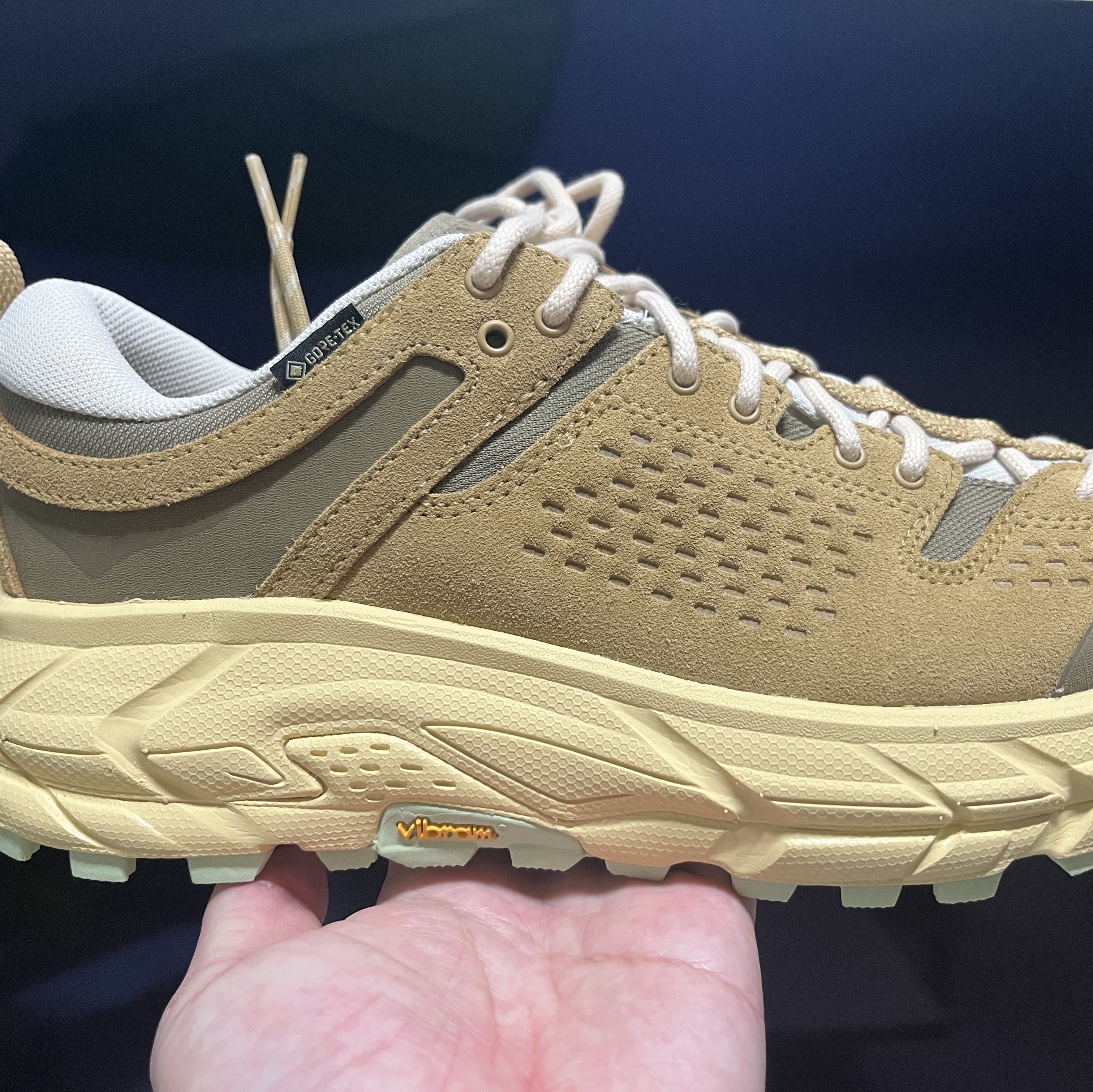 Hoka Tor Ultra Low TP Wheat Mushroom 착용 스타일