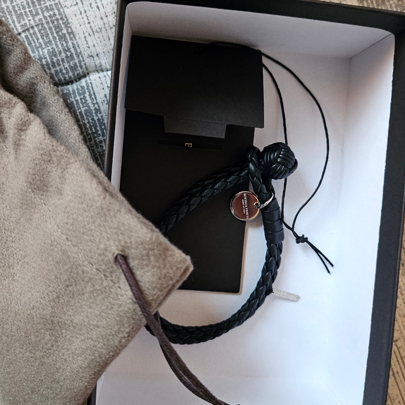 Bottega Veneta Nappa Bracelet Black 착용 스타일 - 3